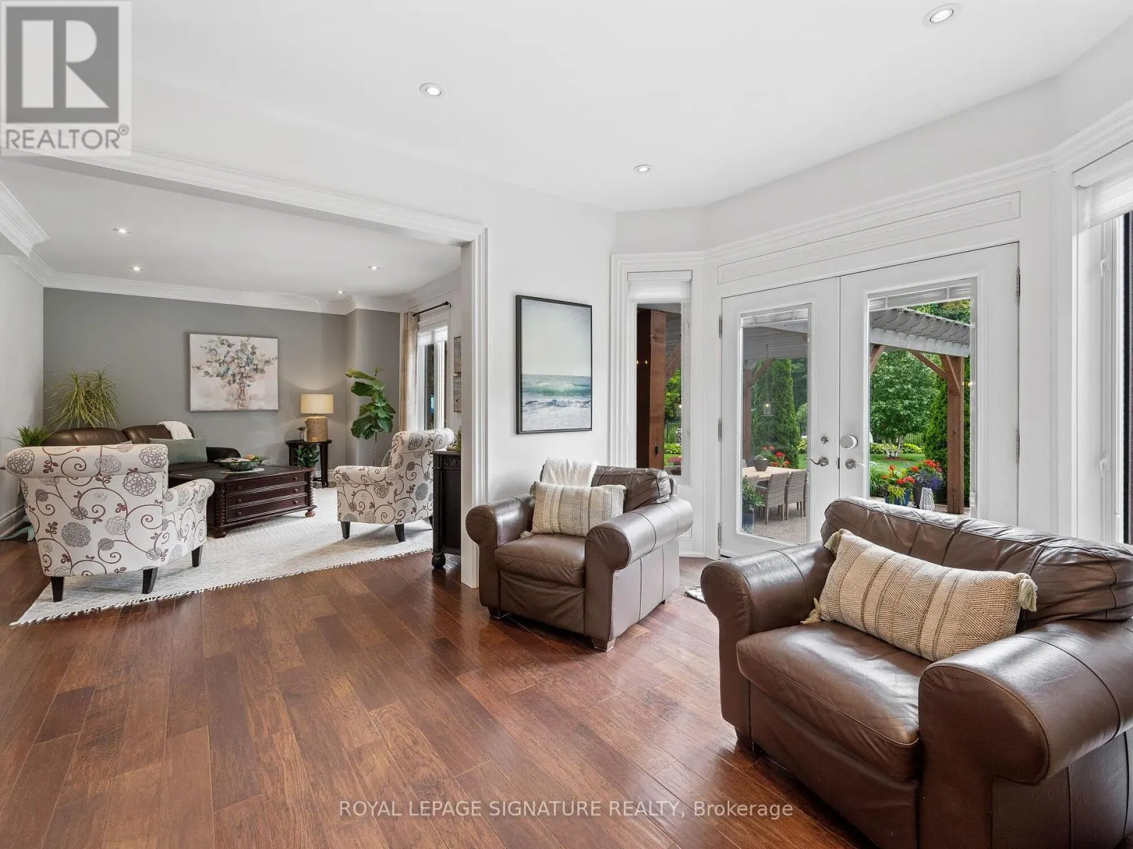 10 FOREST RIDGE CRESCENT
