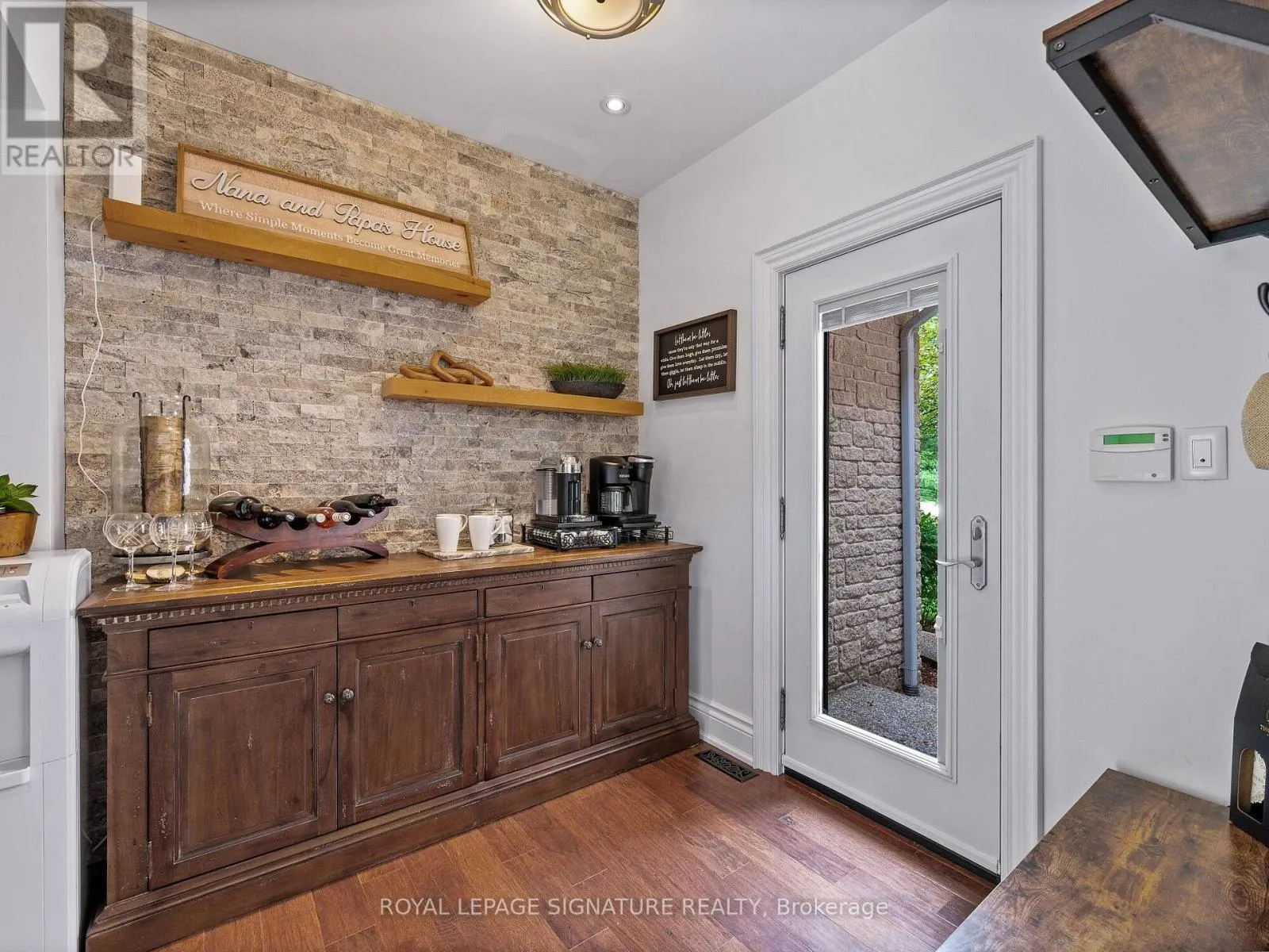 10 FOREST RIDGE CRESCENT