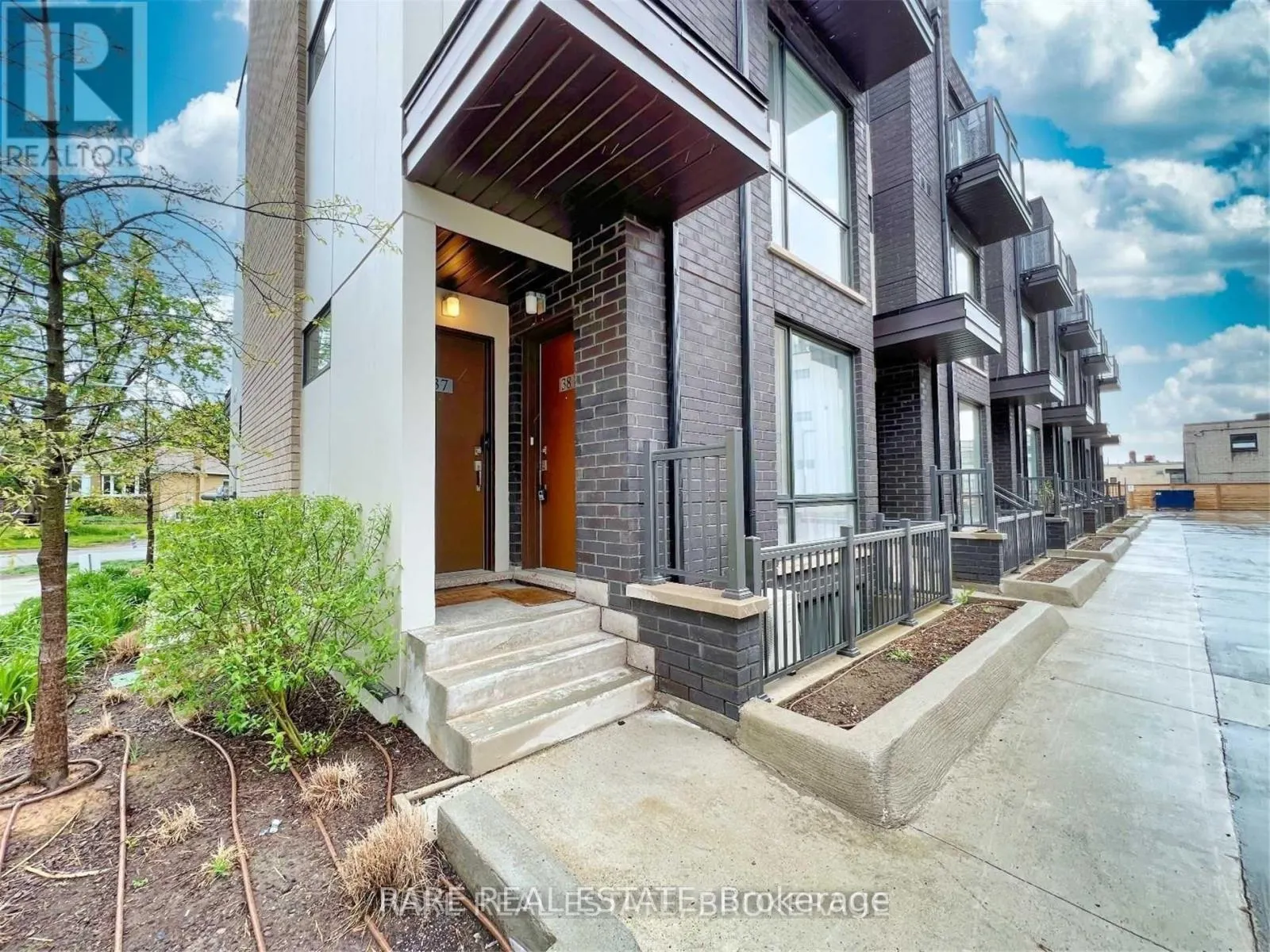 38 - 26 FIELDWAY ROAD N