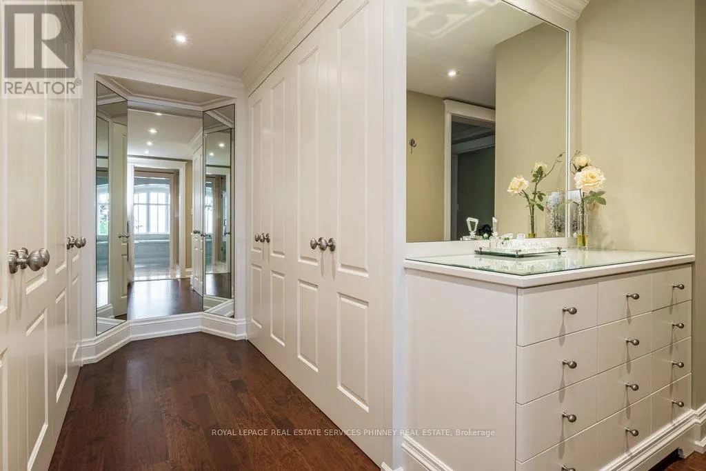 6 ENNISCLARE DRIVE W
