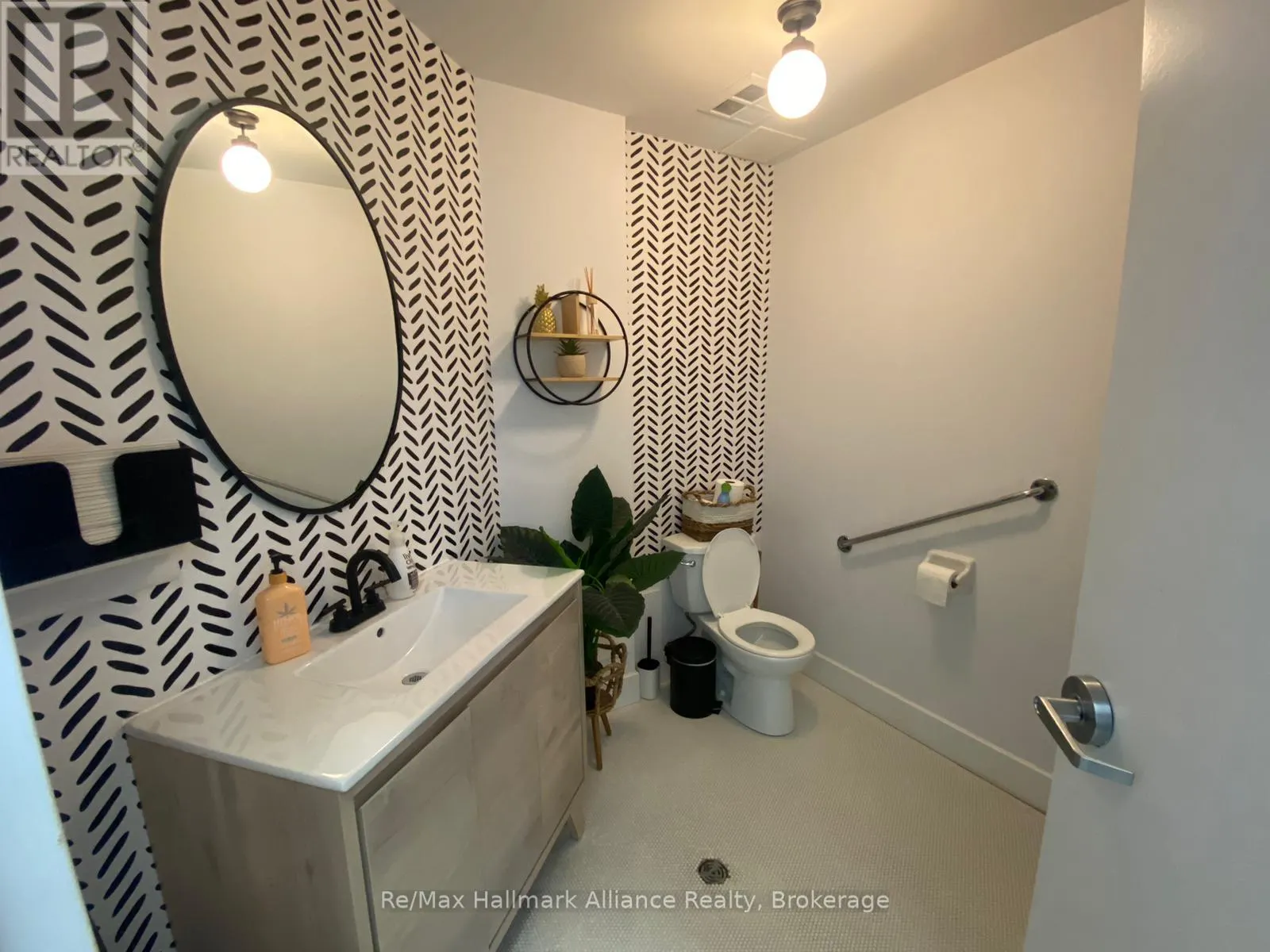 3 - 2083 LAKE SHORE BOULEVARD, #3