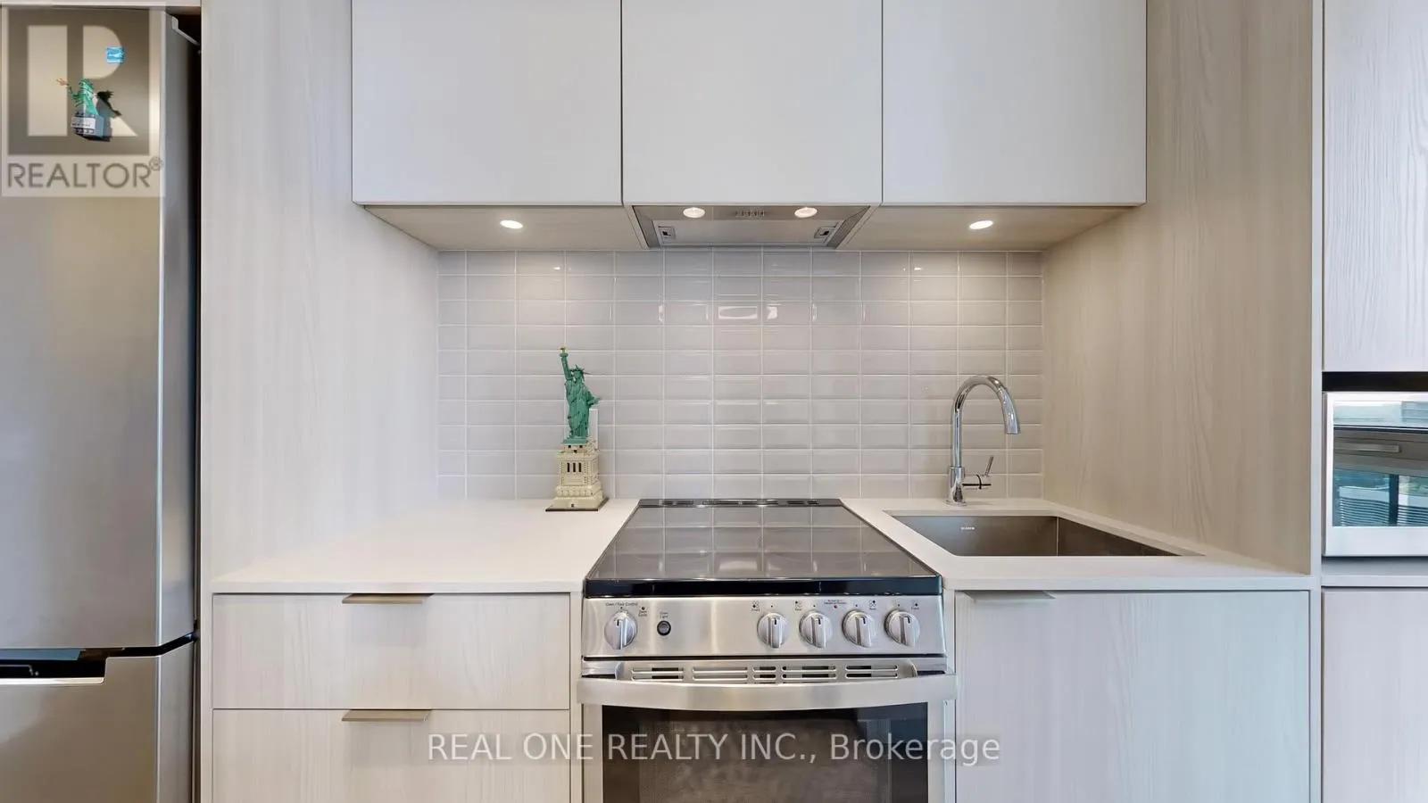 808 - 70 ANNIE CRAIG DRIVE