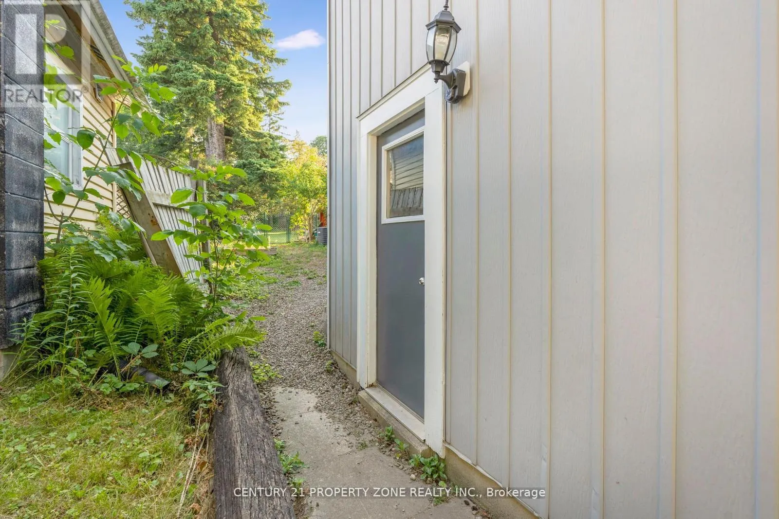22 A JOHN STREET W