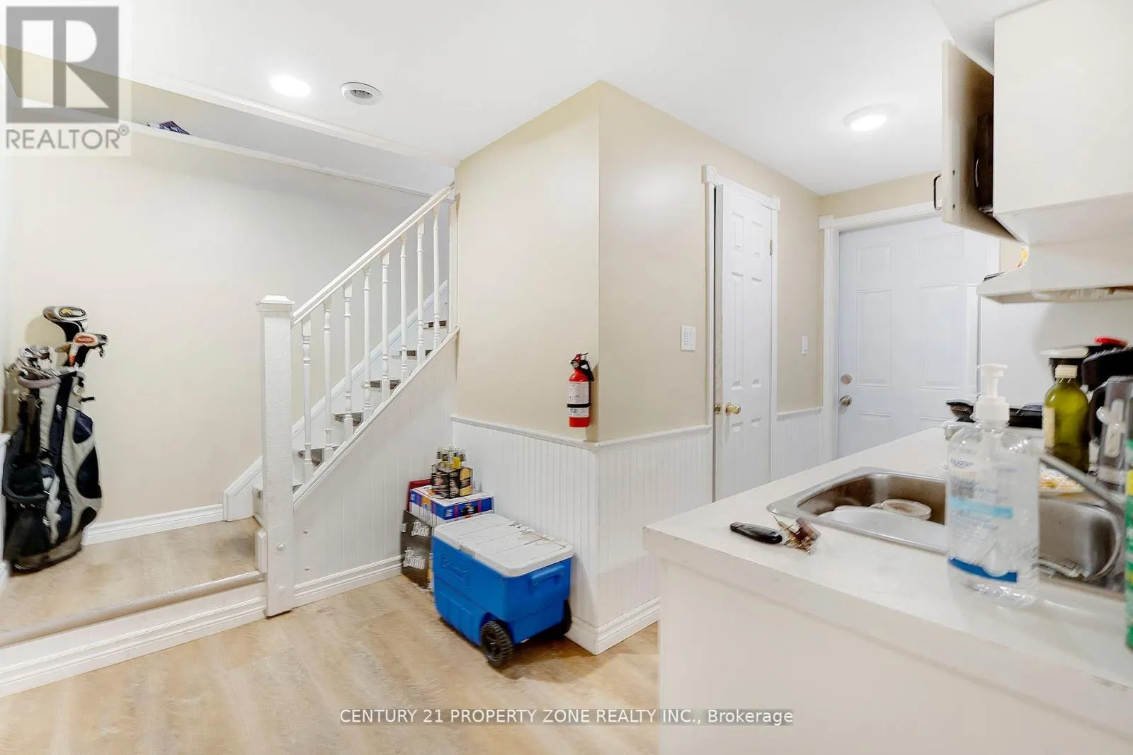 22 A JOHN STREET W