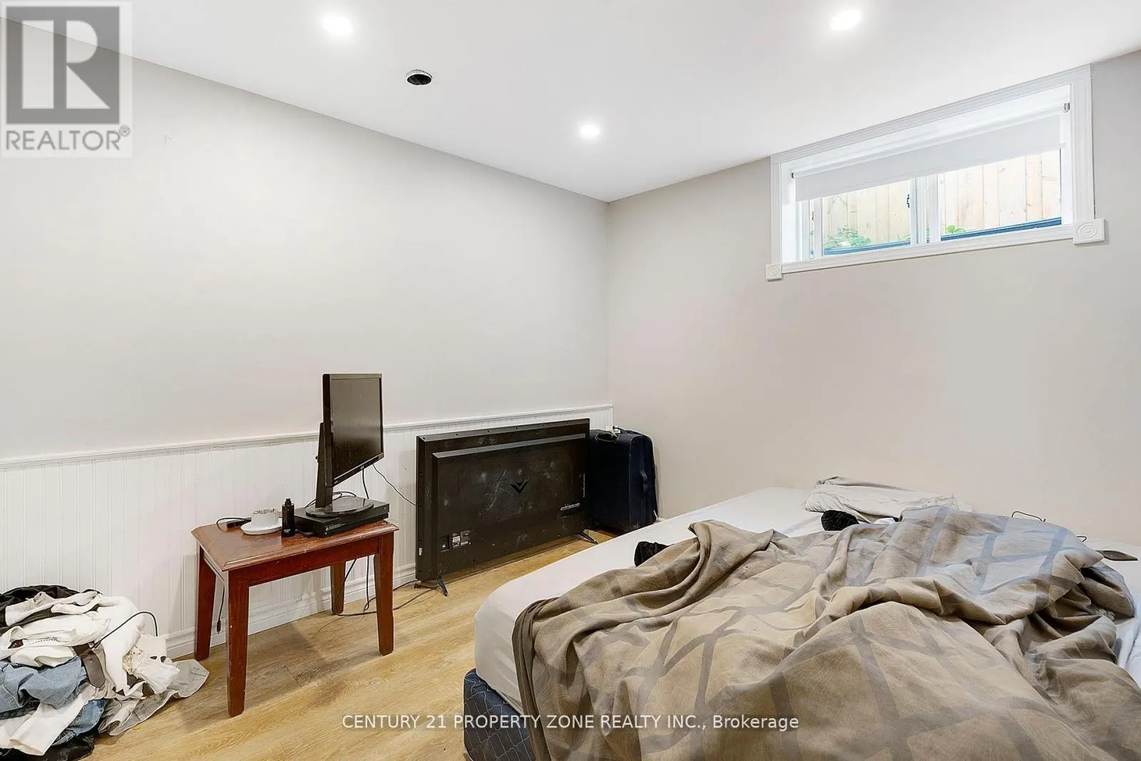 22 A JOHN STREET W