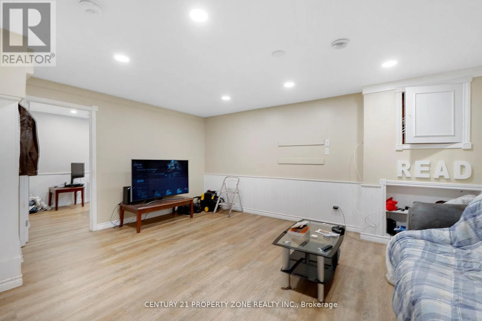 22 A JOHN STREET W