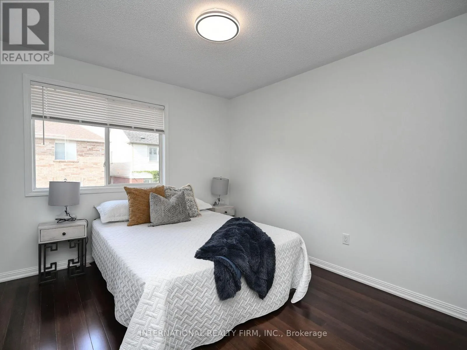 2382 FALKLAND CRESCENT