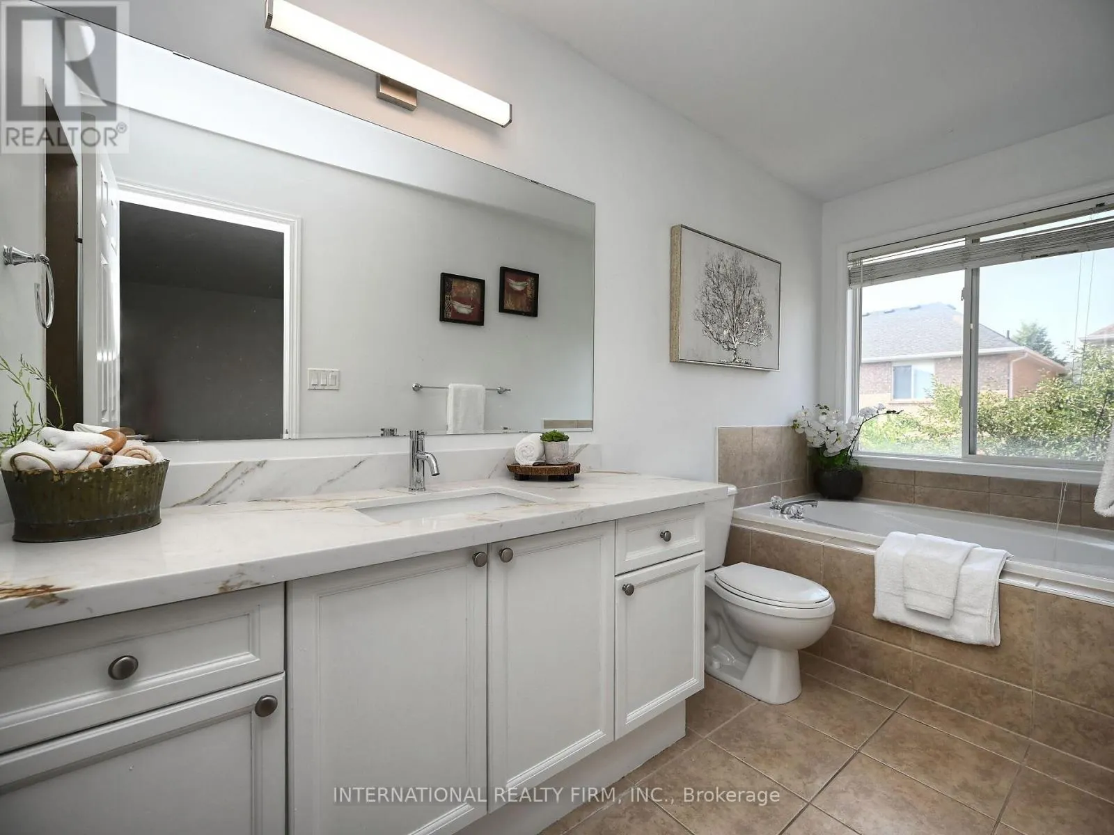 2382 FALKLAND CRESCENT