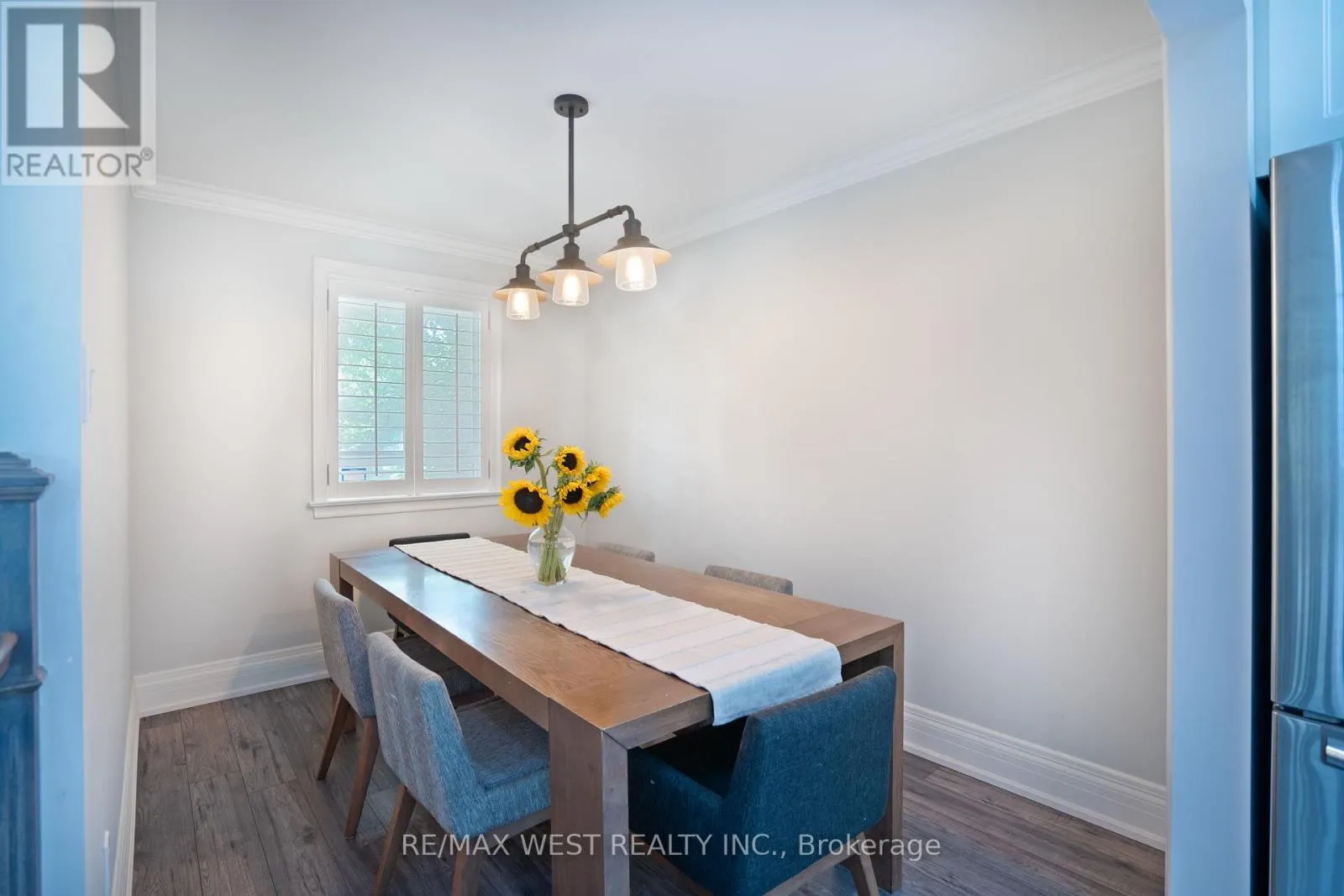 4 ELMVIEW COURT