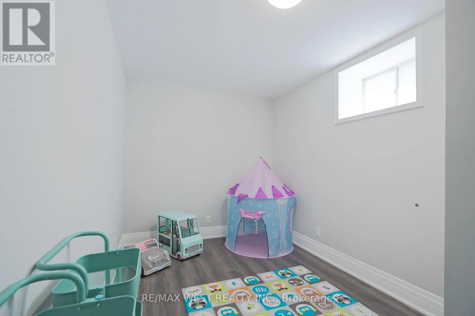 4 ELMVIEW COURT