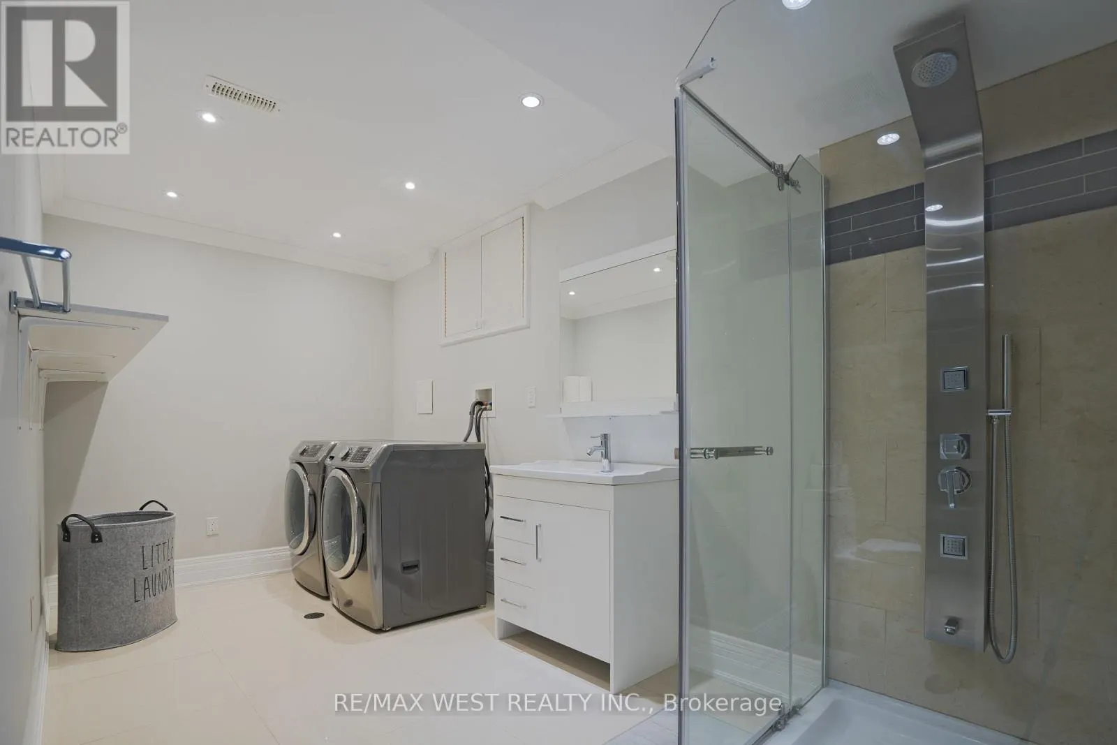 4 ELMVIEW COURT