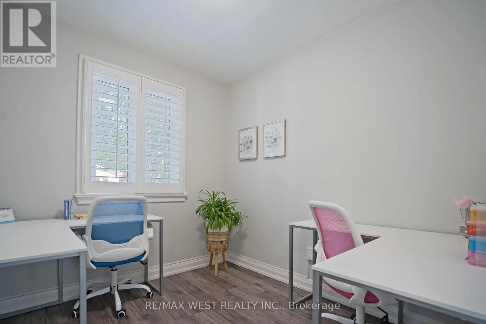 4 ELMVIEW COURT