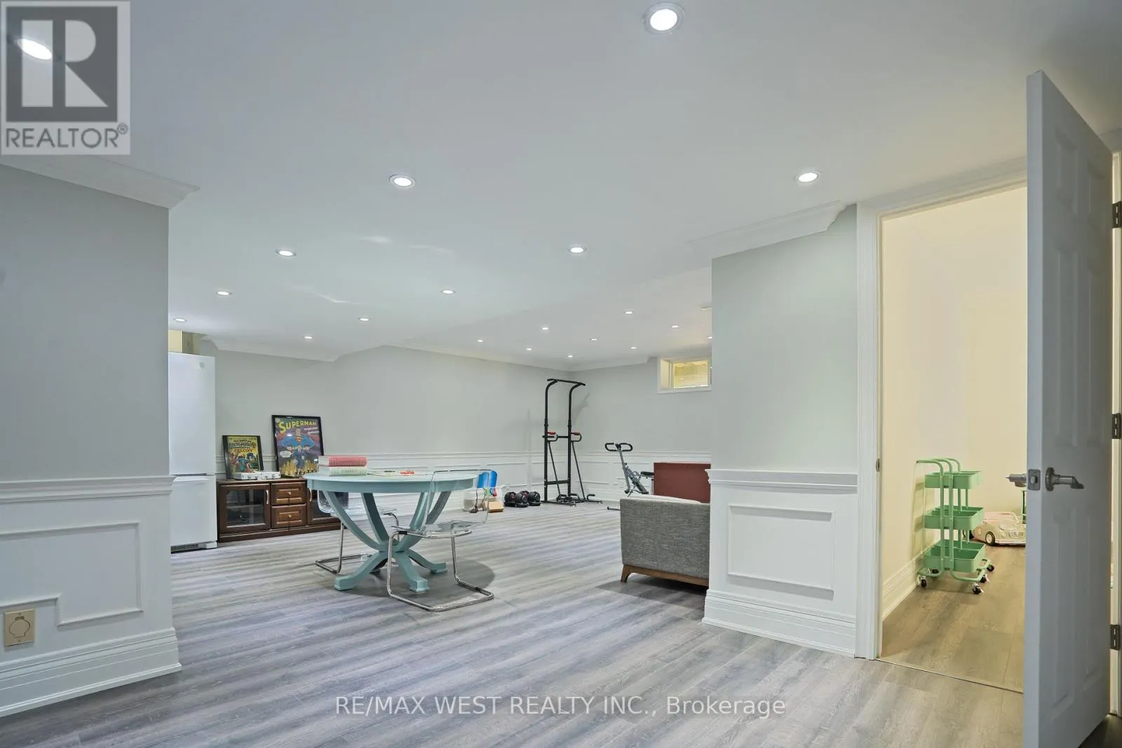 4 ELMVIEW COURT