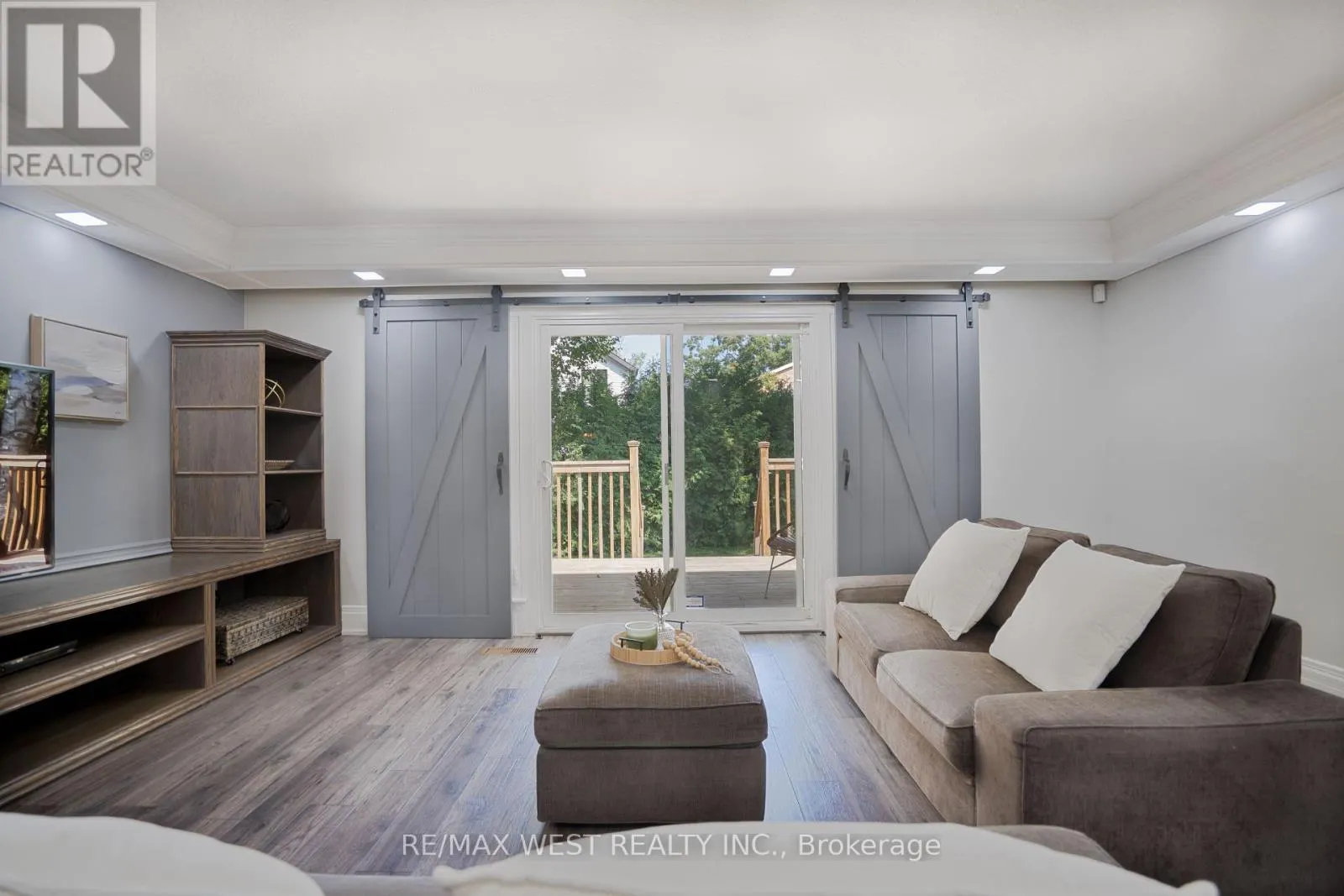 4 ELMVIEW COURT