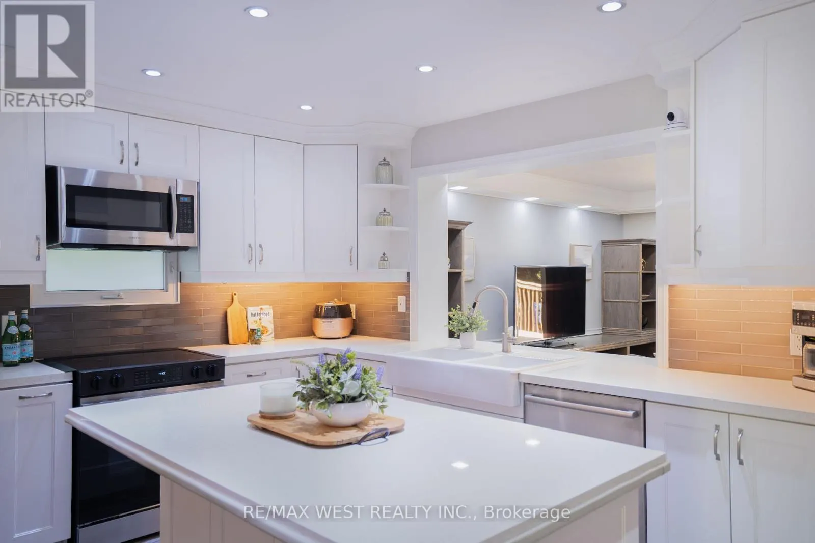 4 ELMVIEW COURT