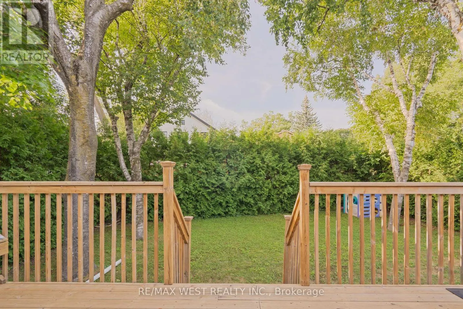 4 ELMVIEW COURT