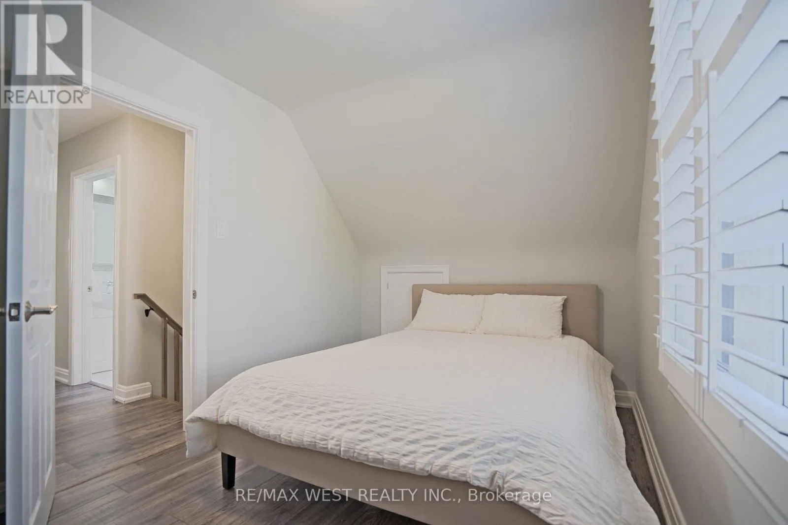 4 ELMVIEW COURT