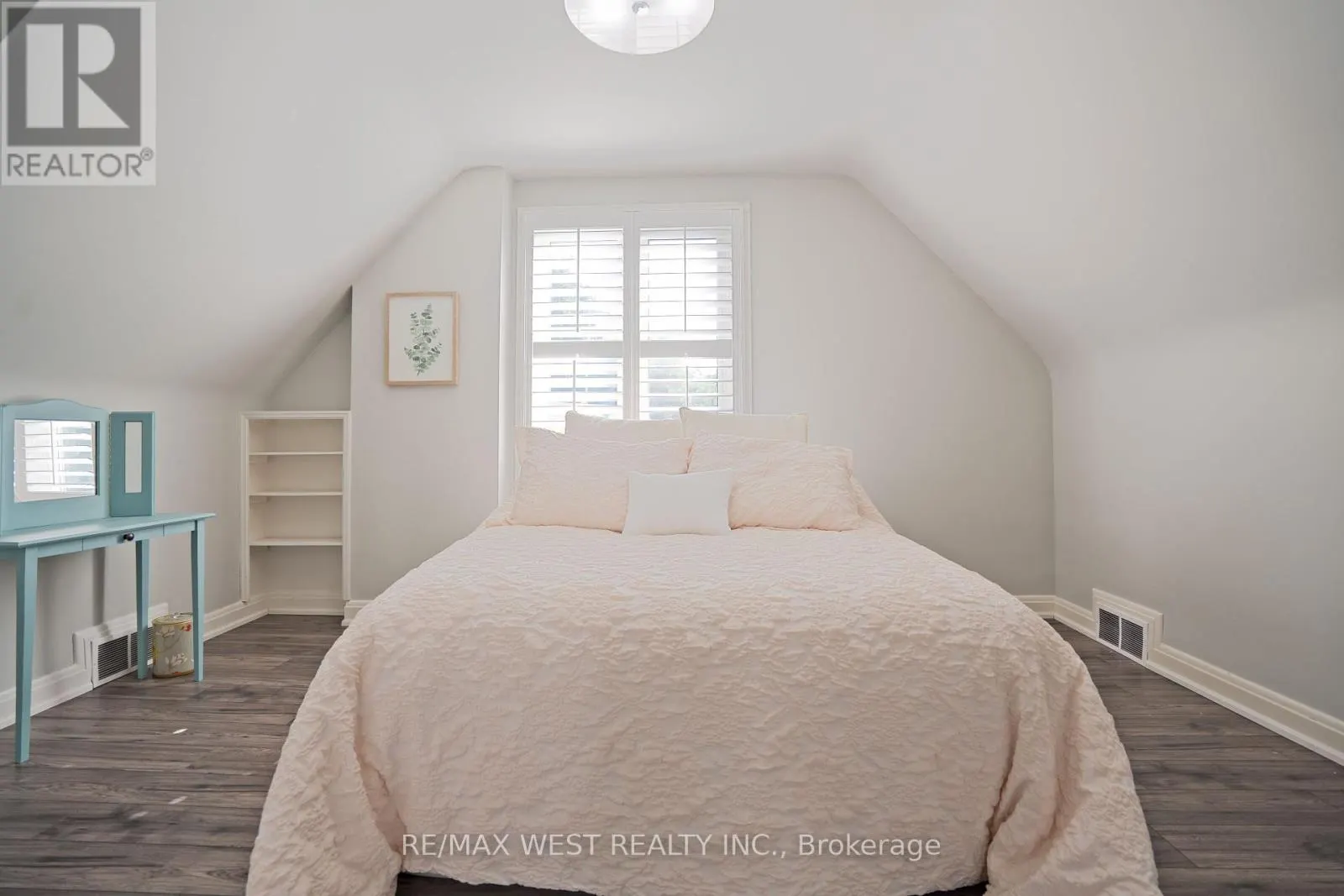 4 ELMVIEW COURT