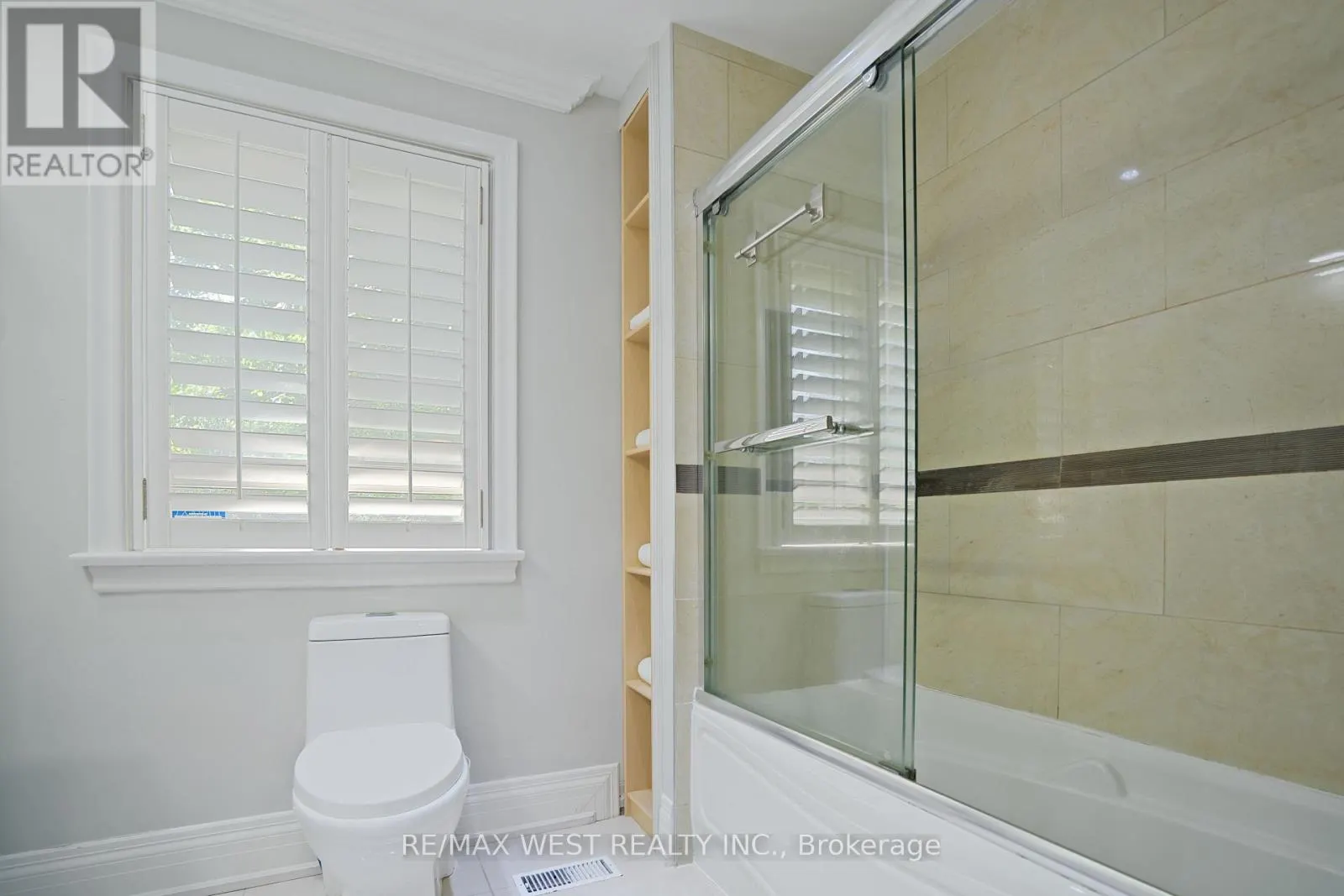 4 ELMVIEW COURT
