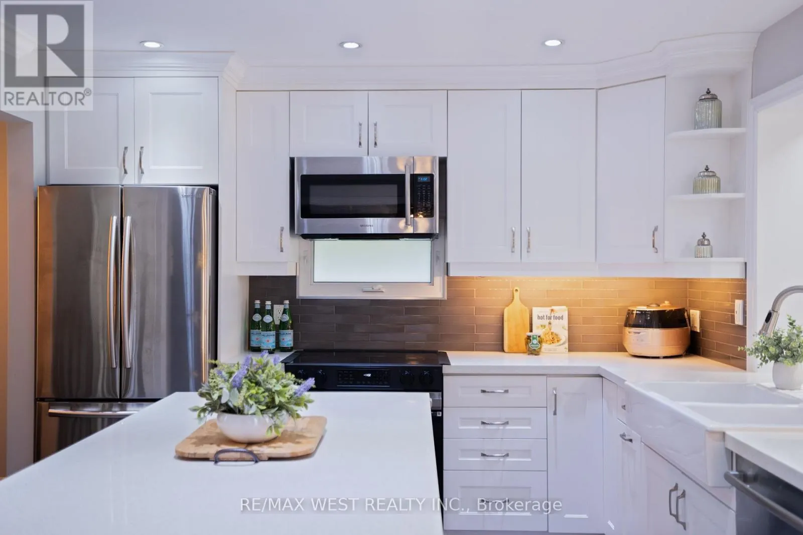 4 ELMVIEW COURT