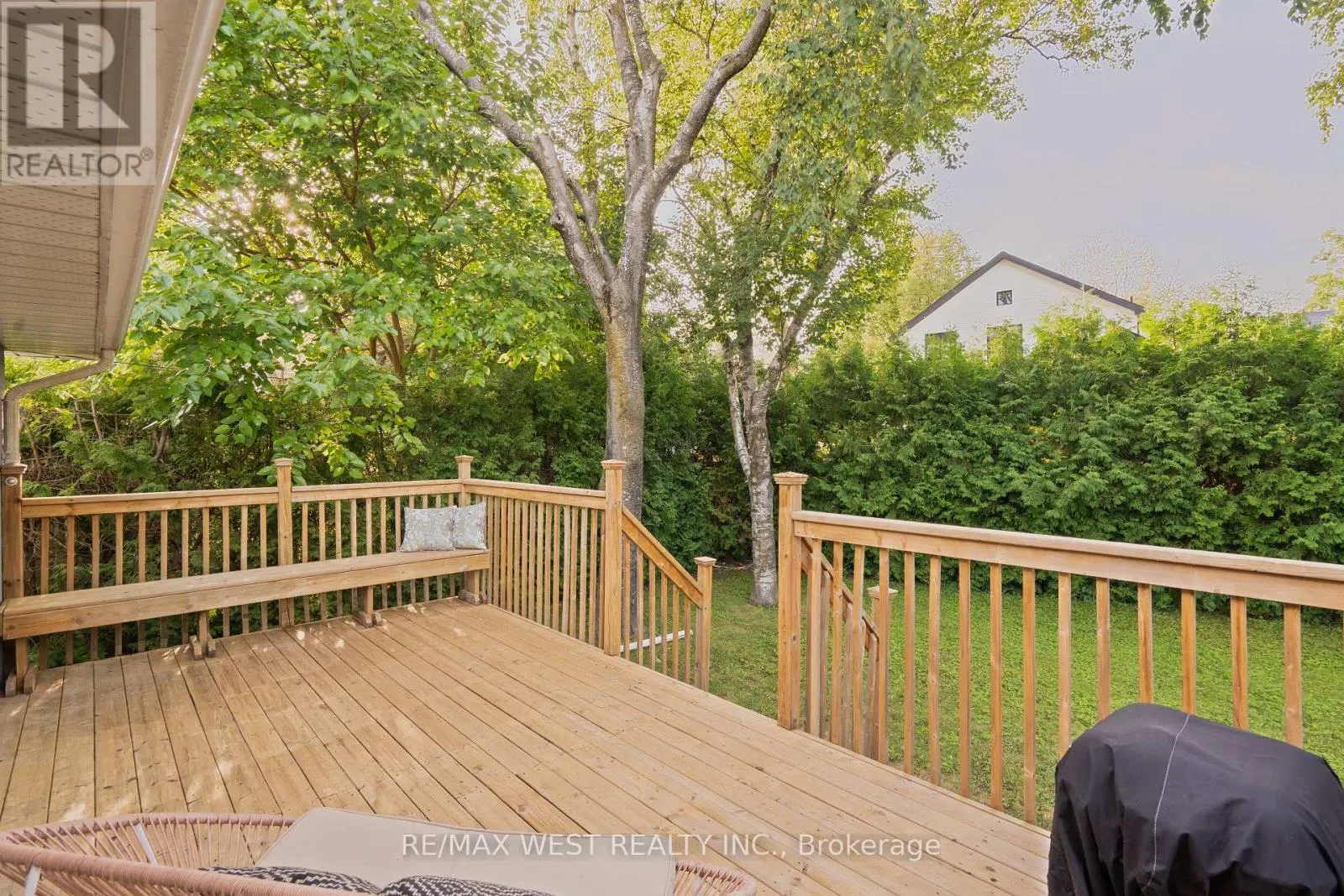 4 ELMVIEW COURT