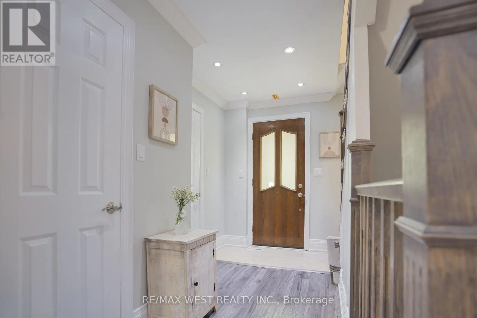 4 ELMVIEW COURT