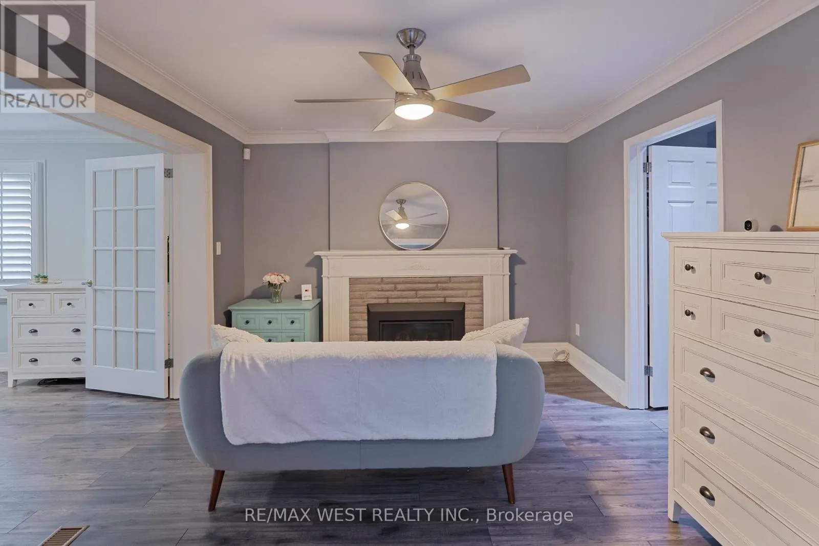 4 ELMVIEW COURT