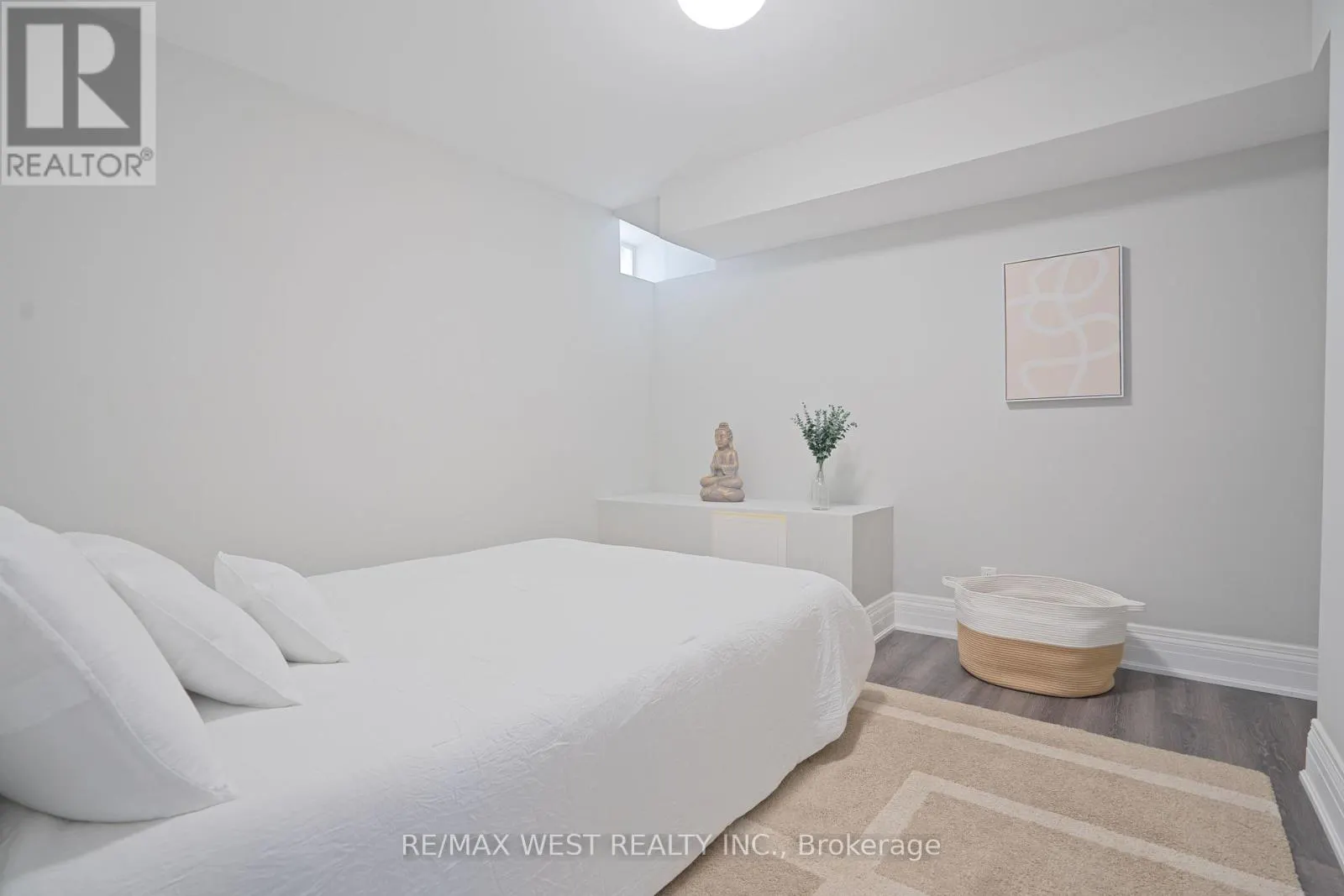 4 ELMVIEW COURT