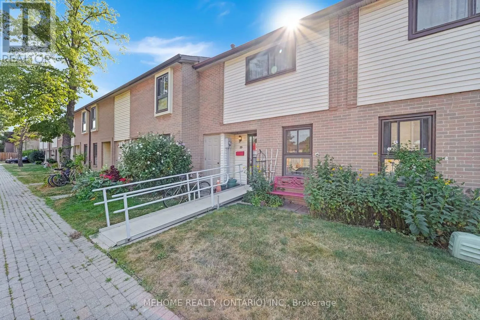 19 - 46 DEARBOURNE BOULEVARD