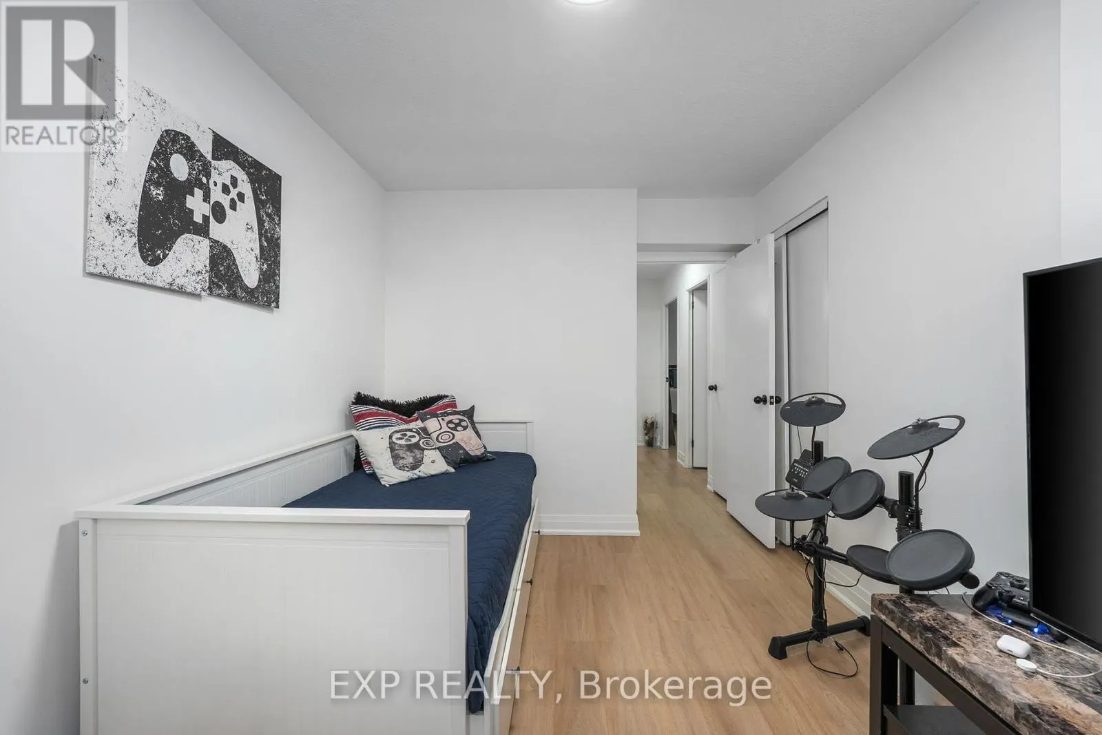 312 - 85 EMMETT AVENUE