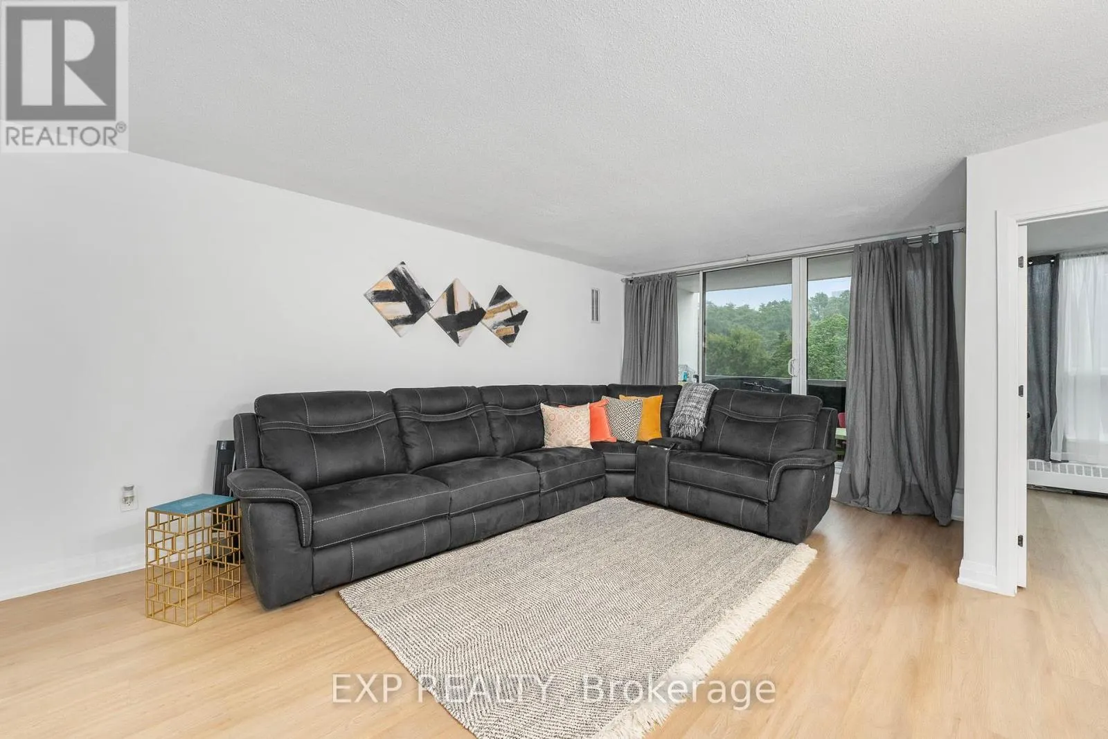 312 - 85 EMMETT AVENUE