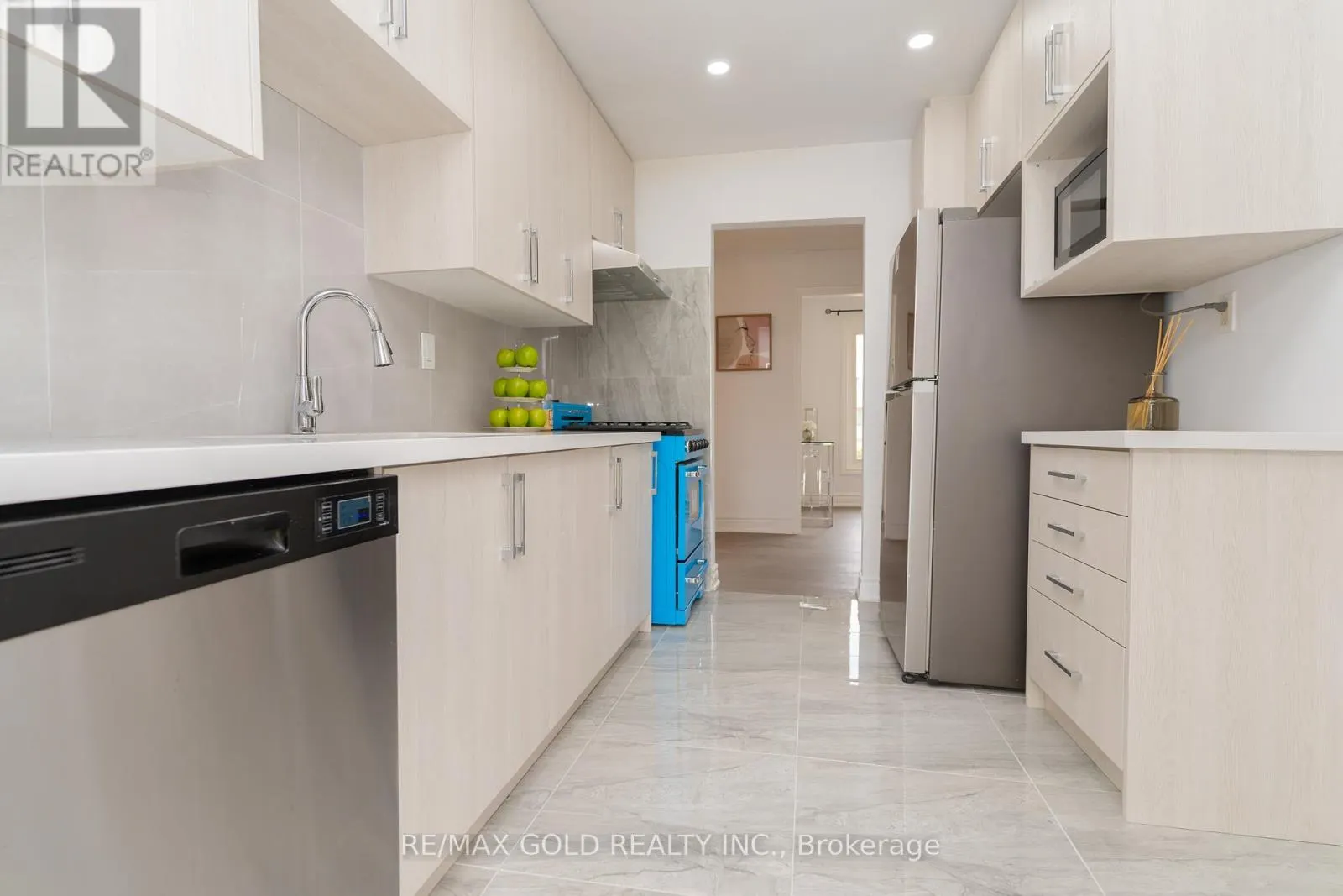 22 CARLYLE CRESCENT