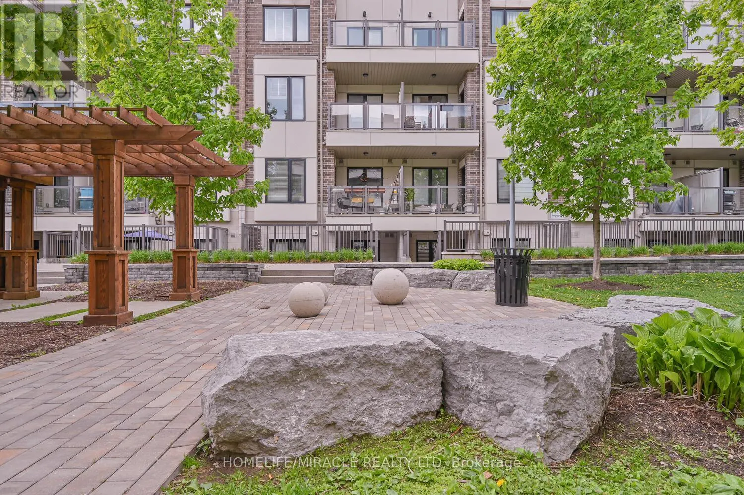 114 - 256 ROYAL YORK ROAD