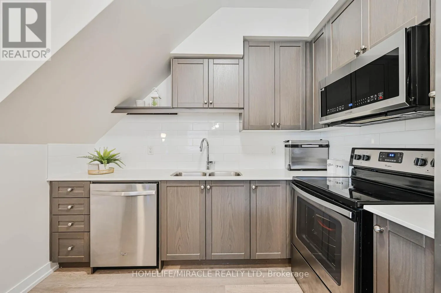 114 - 256 ROYAL YORK ROAD