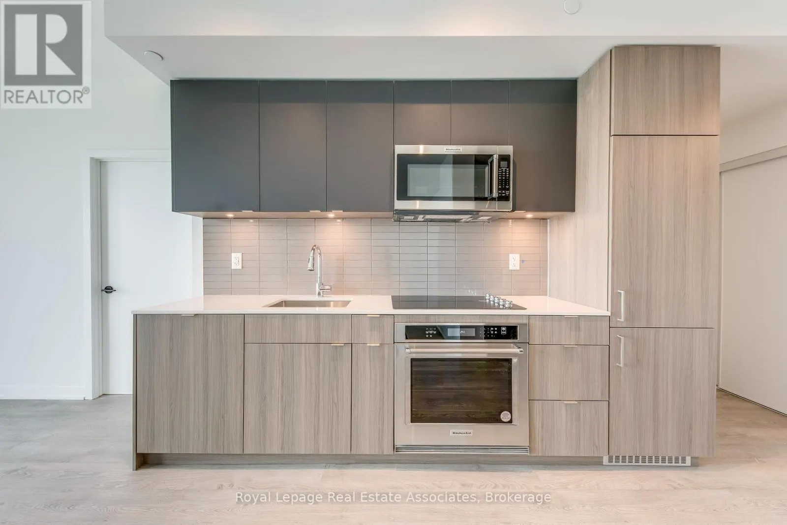 806 - 220 MISSINNIHE WAY