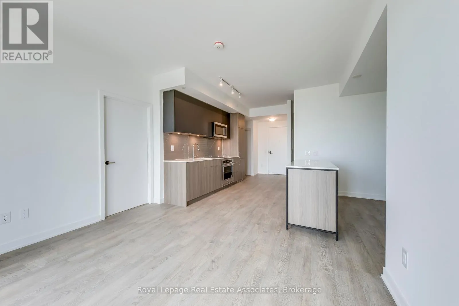 806 - 220 MISSINNIHE WAY