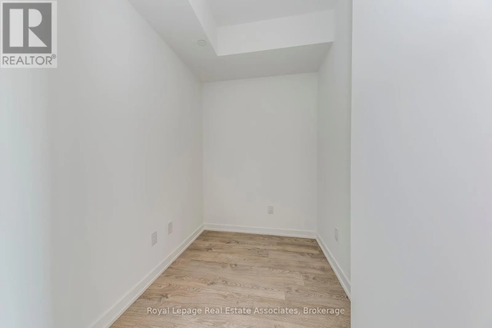 806 - 220 MISSINNIHE WAY