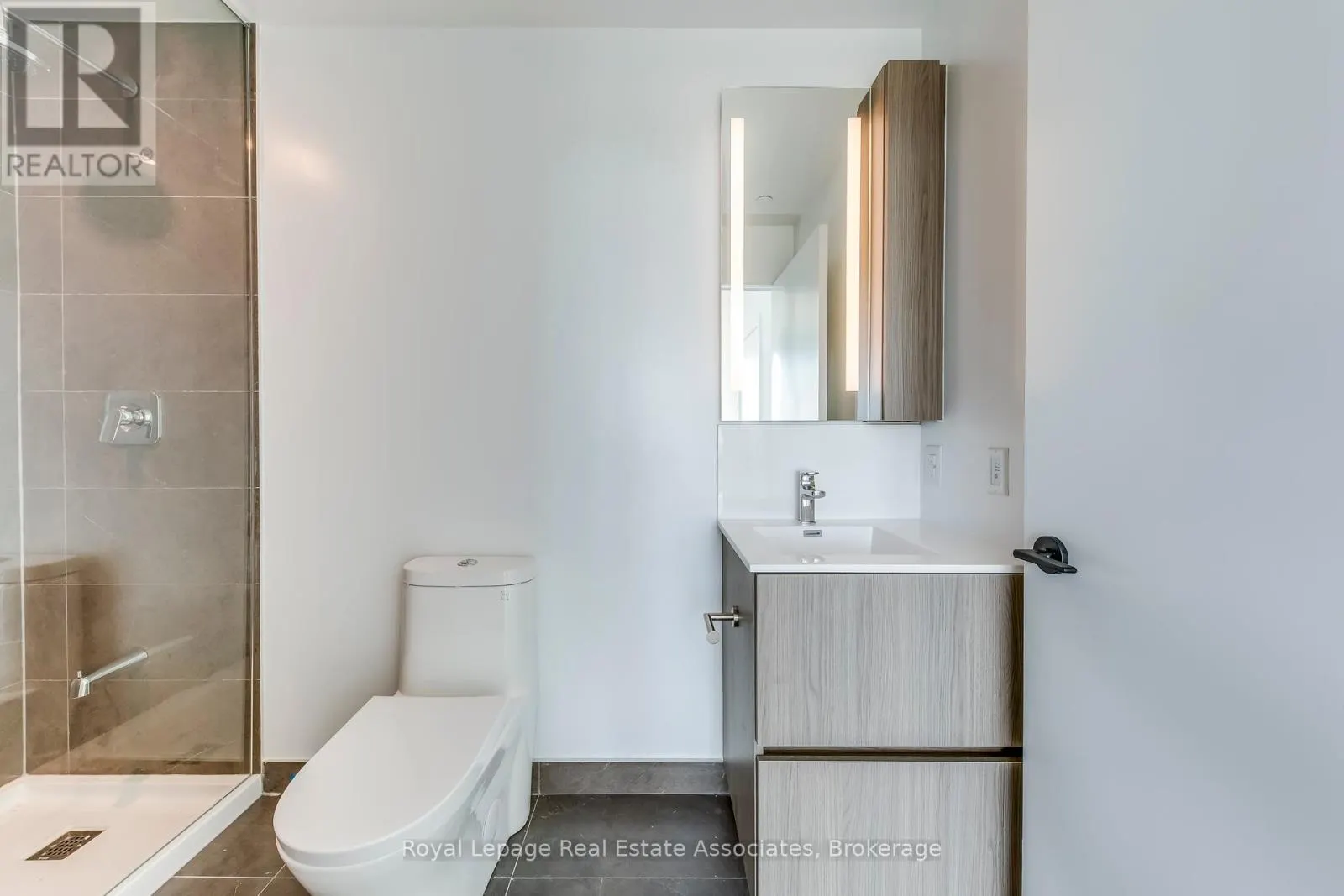 806 - 220 MISSINNIHE WAY