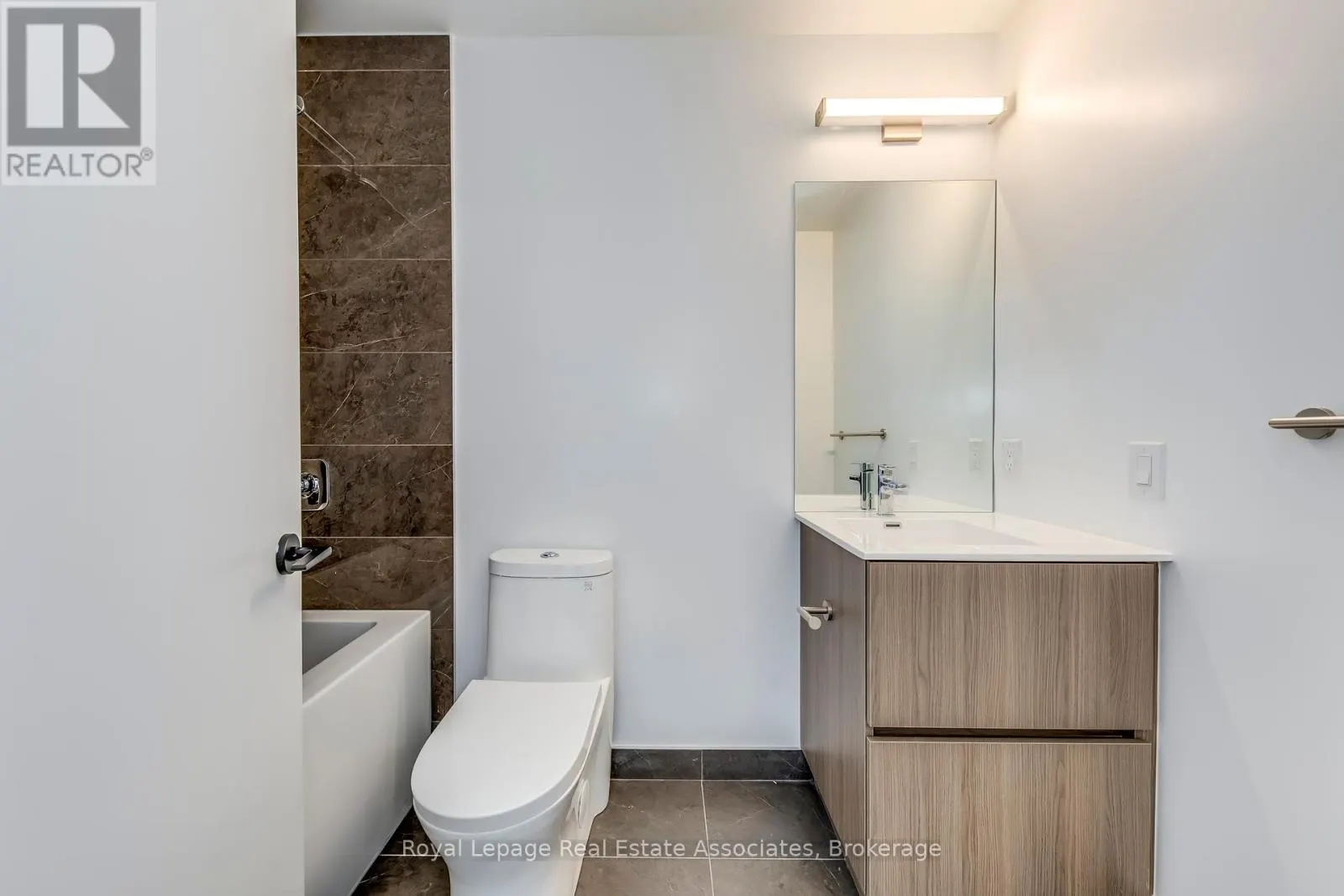 806 - 220 MISSINNIHE WAY