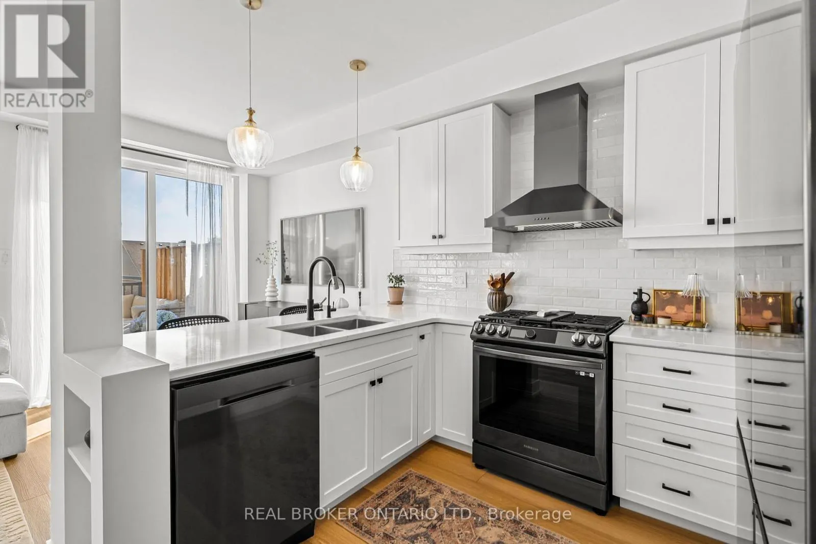 22 - 690 BROADWAY