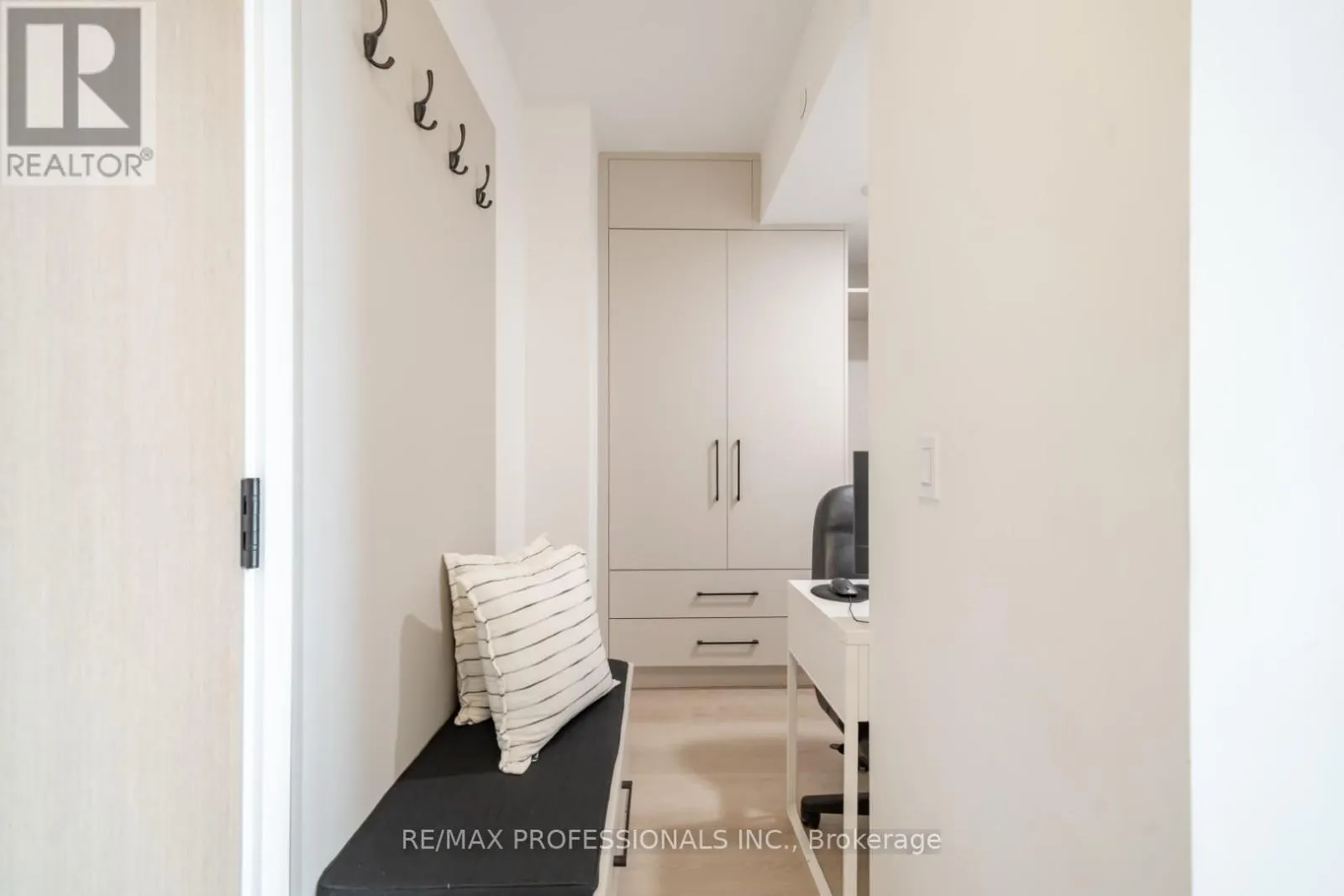 305 - 36 ZORRA STREET