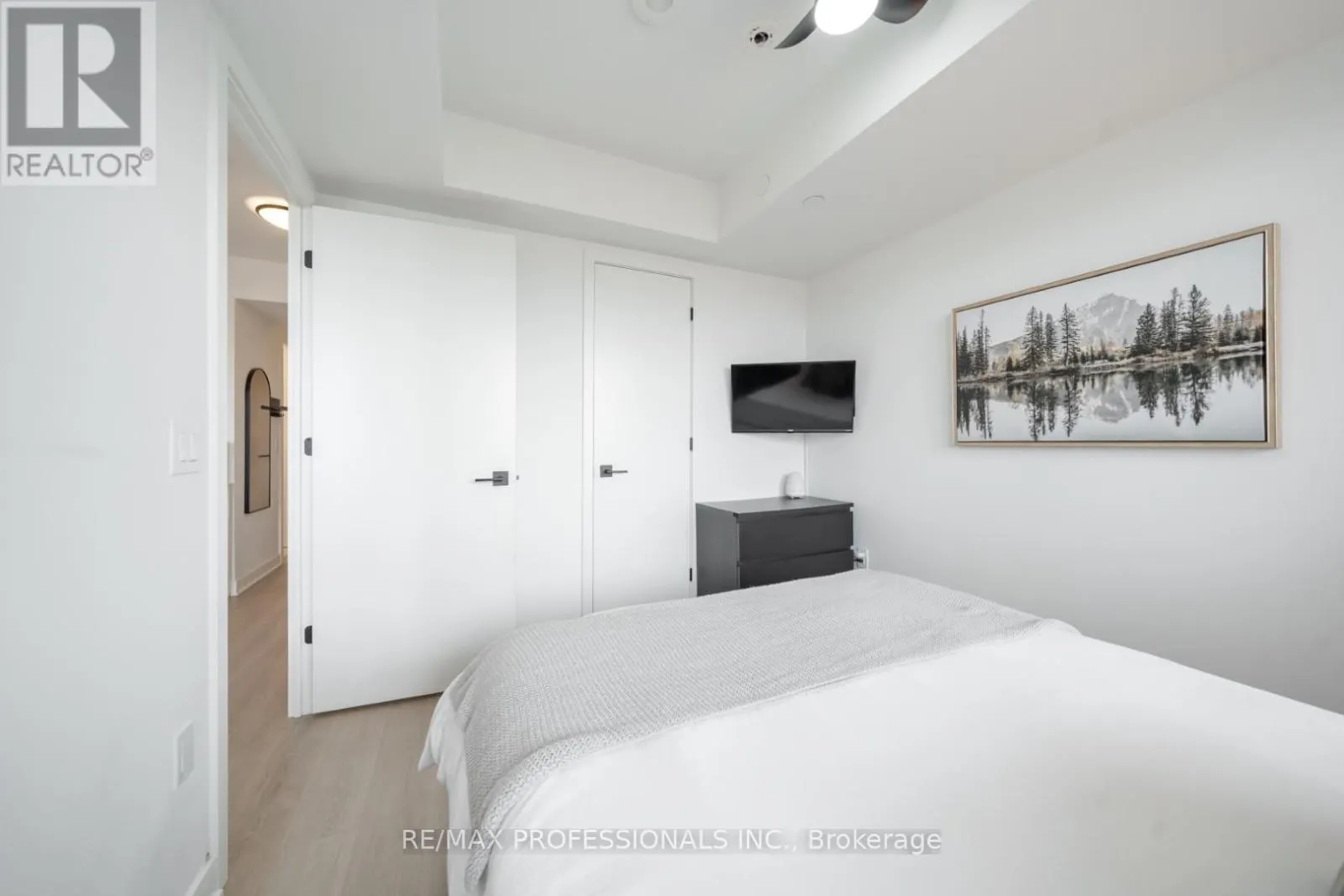 305 - 36 ZORRA STREET