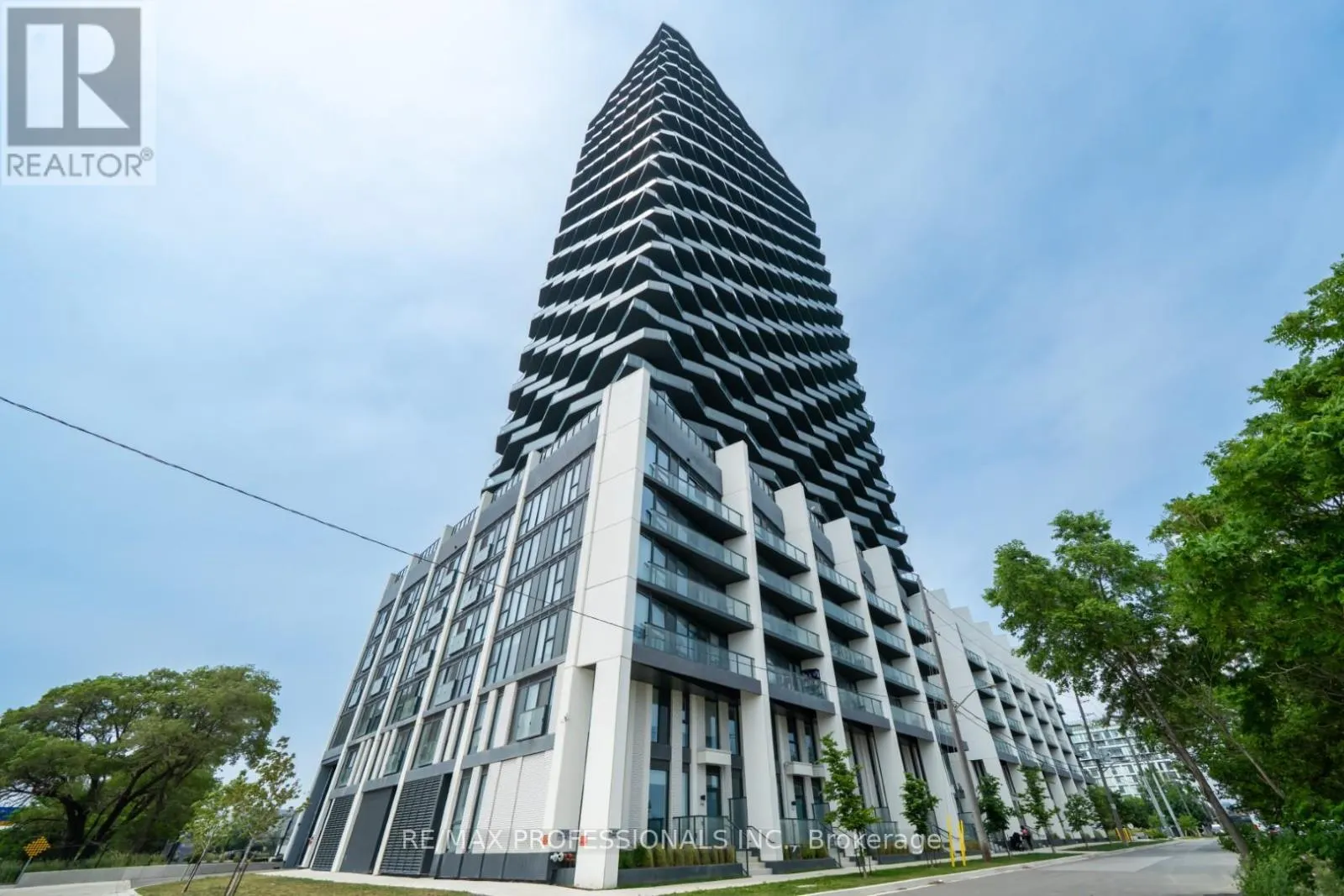 305 - 36 ZORRA STREET