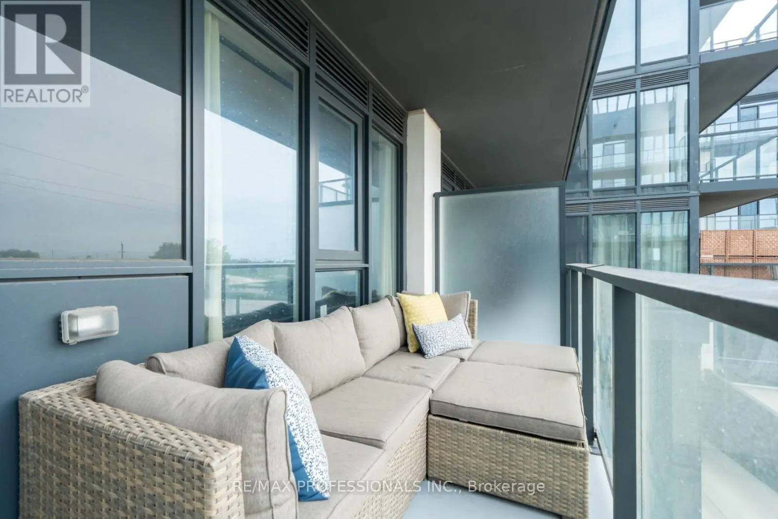 305 - 36 ZORRA STREET