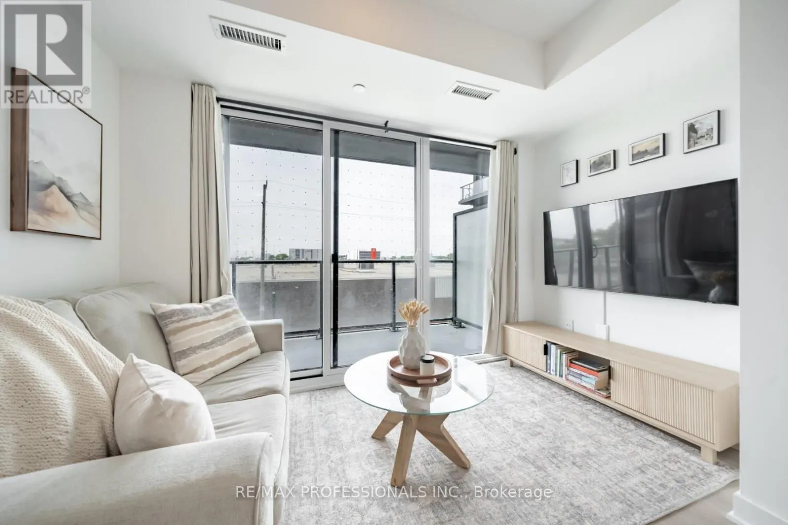 305 - 36 ZORRA STREET