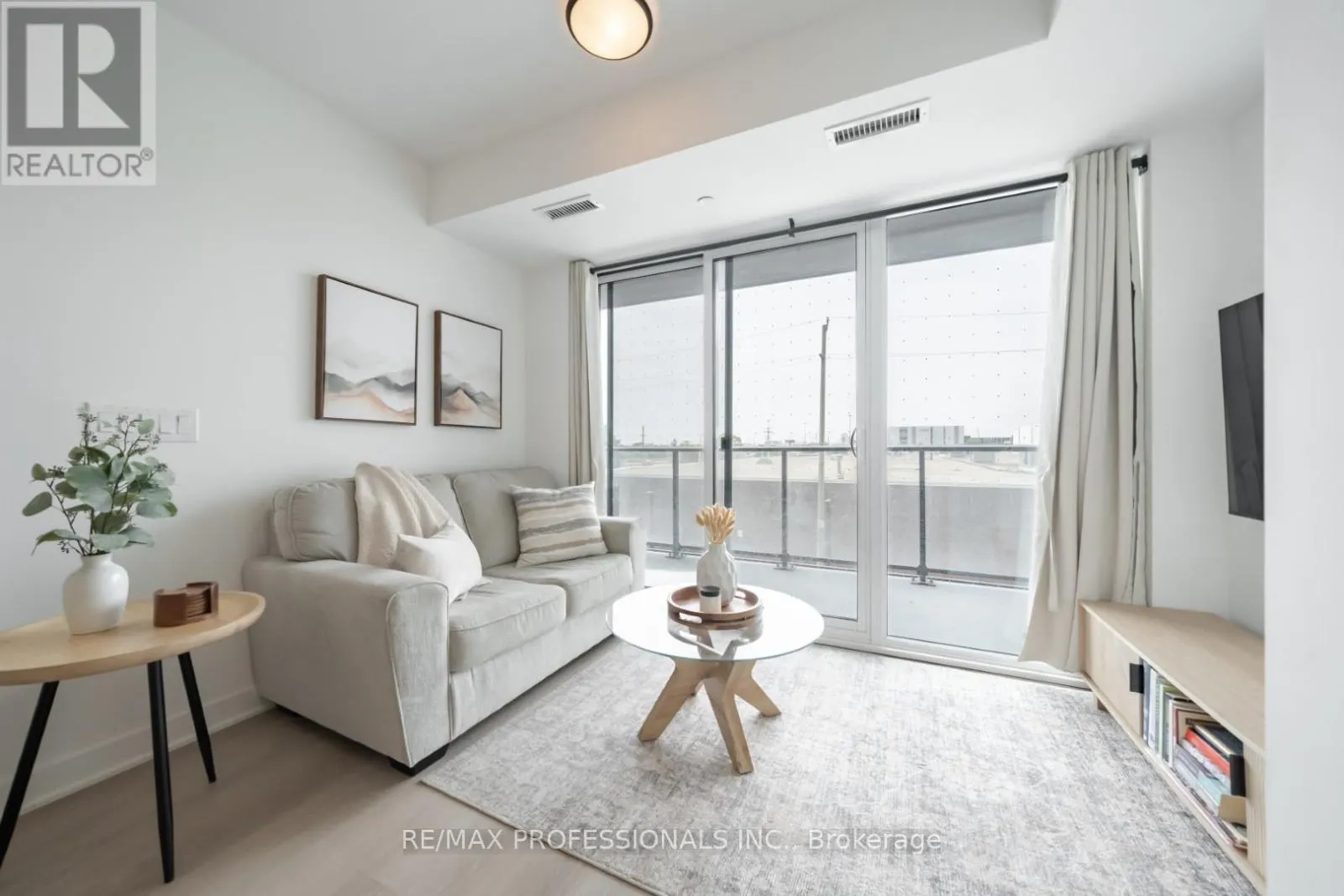 305 - 36 ZORRA STREET