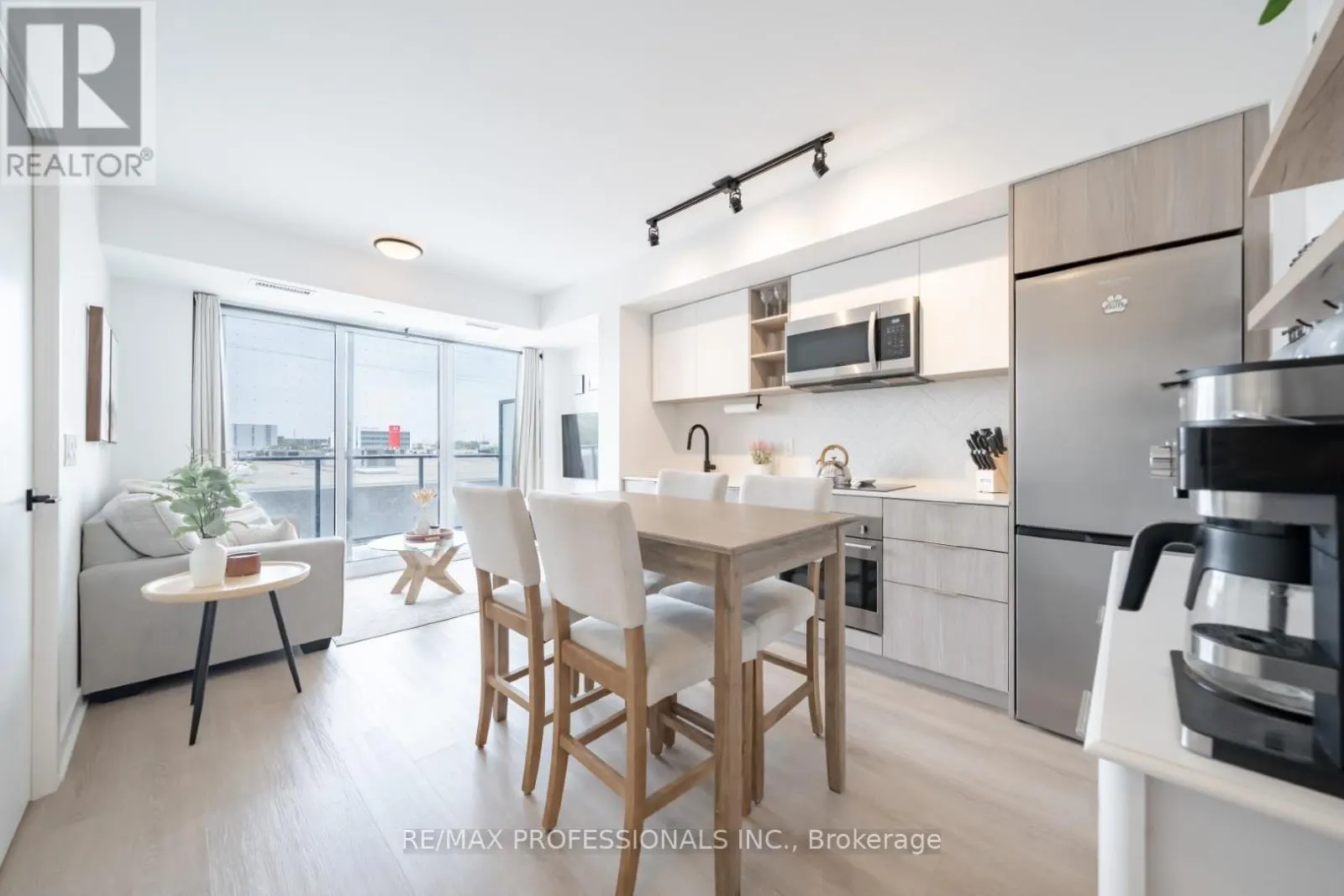 305 - 36 ZORRA STREET