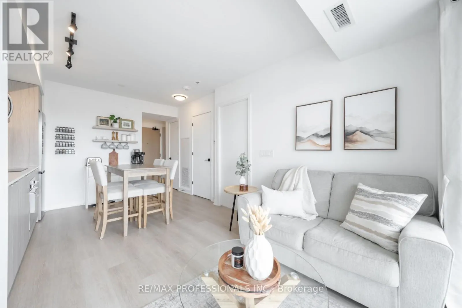 305 - 36 ZORRA STREET