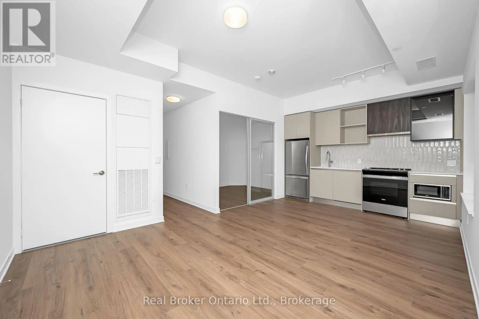 718 - 395 DUNDAS STREET, #718