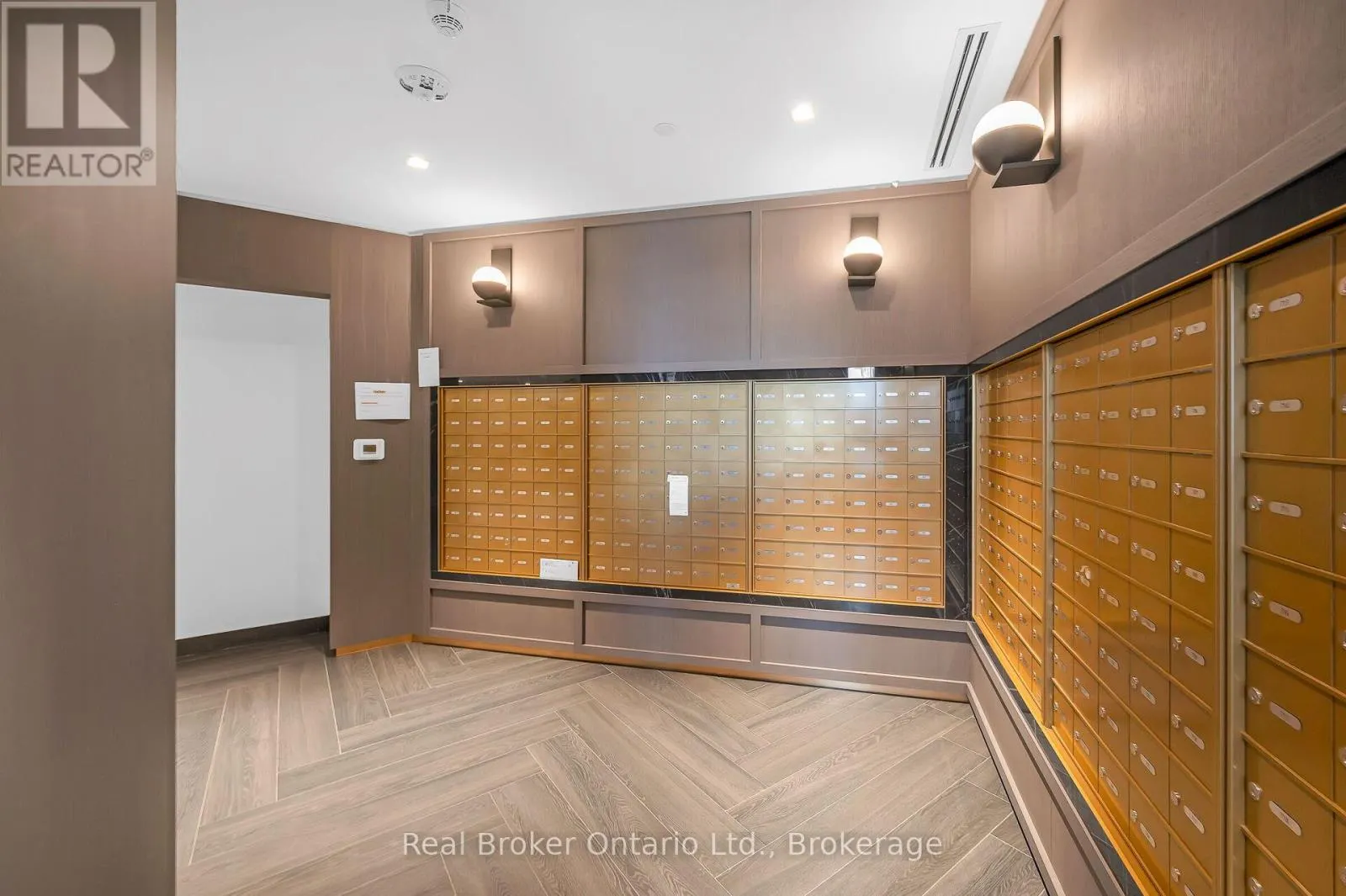 718 - 395 DUNDAS STREET, #718